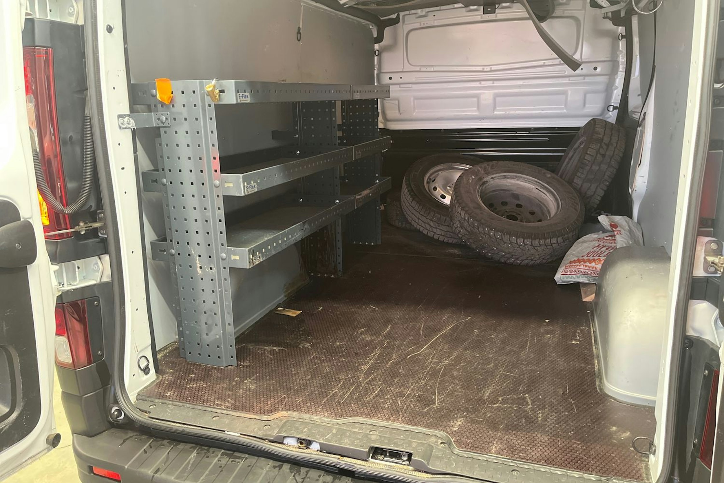 Valkoinen Renault Trafic 2022 kuva 15.