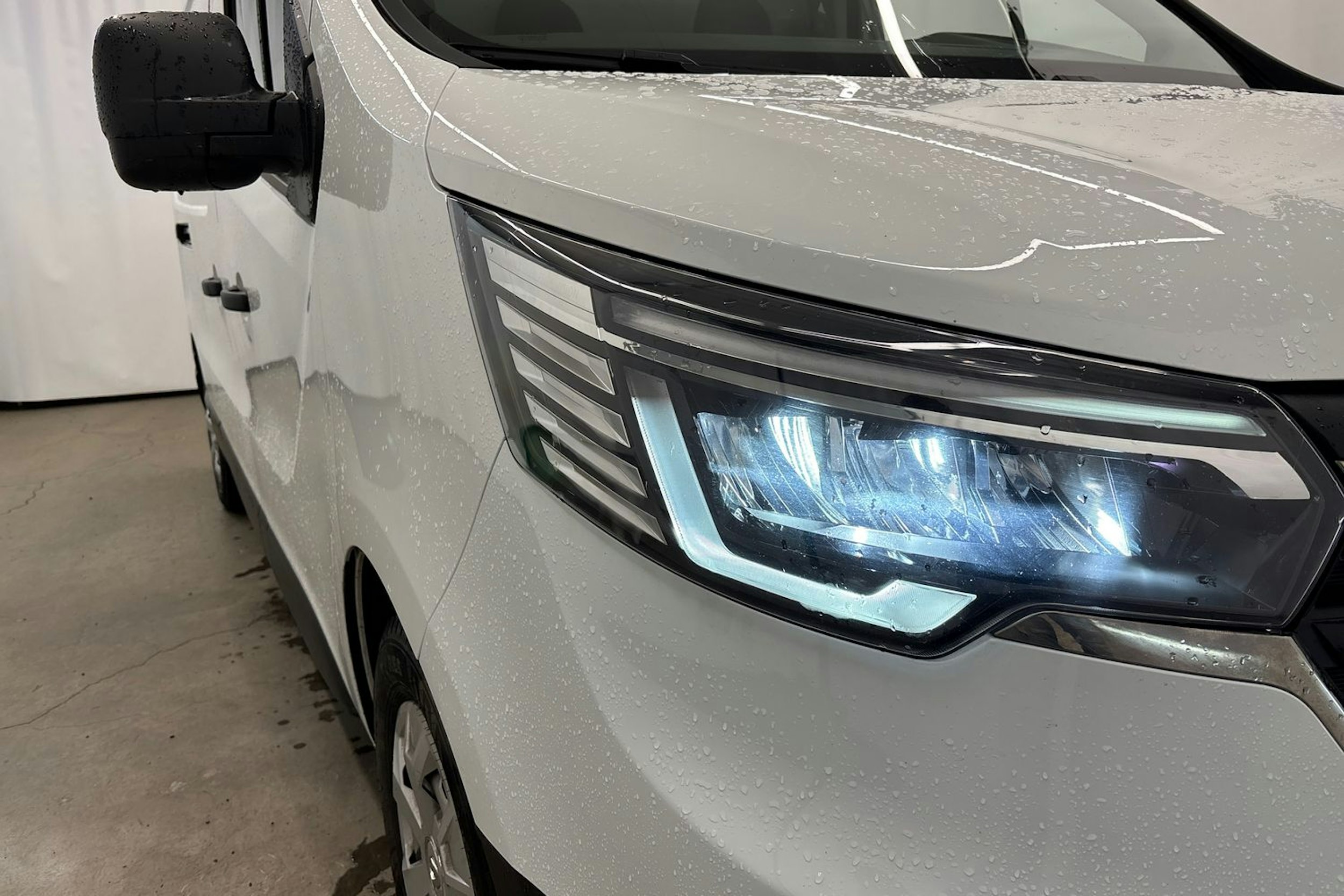 Valkoinen Renault Trafic 2022 kuva 25.