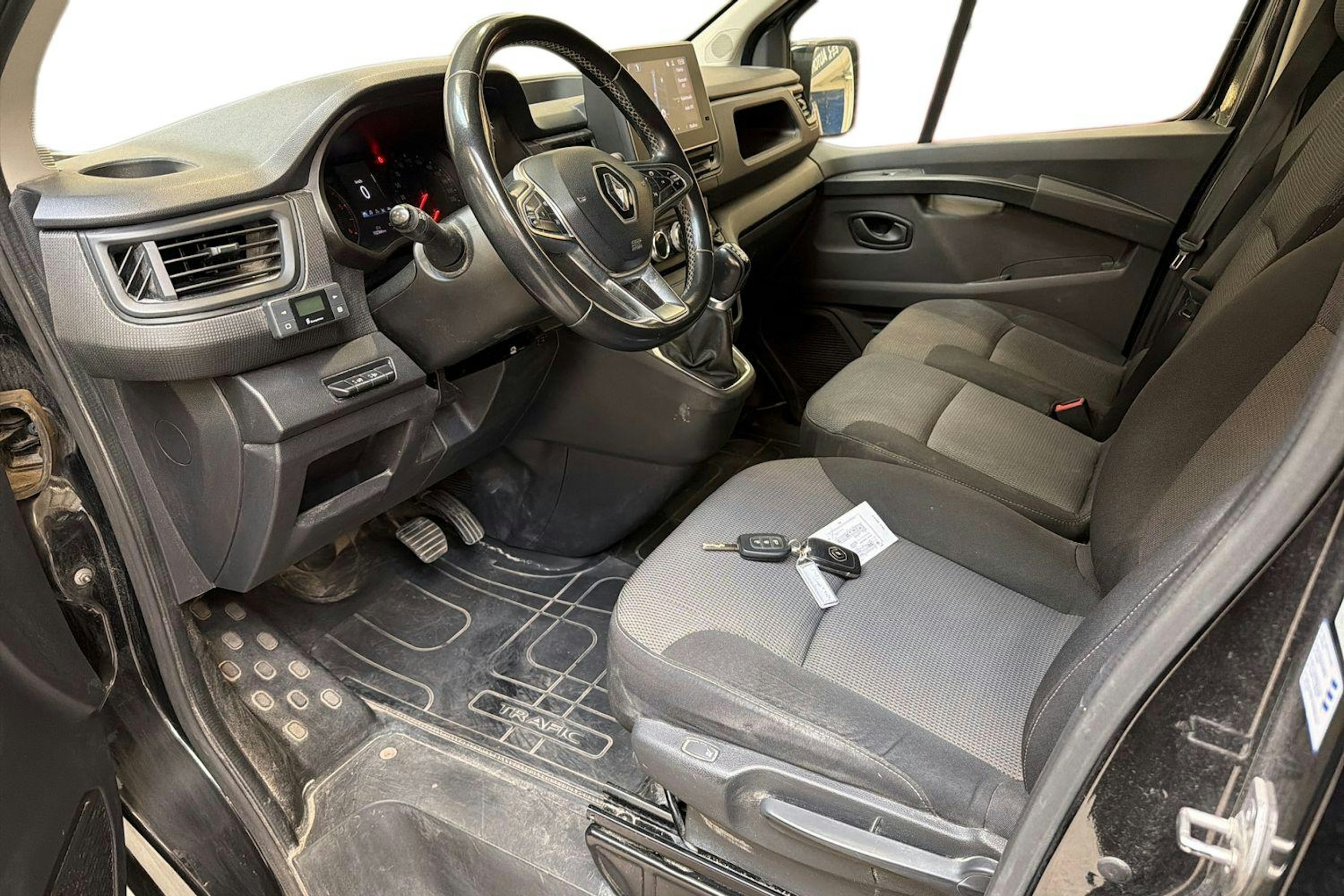 musta Renault Trafic 2022 kuva 3.