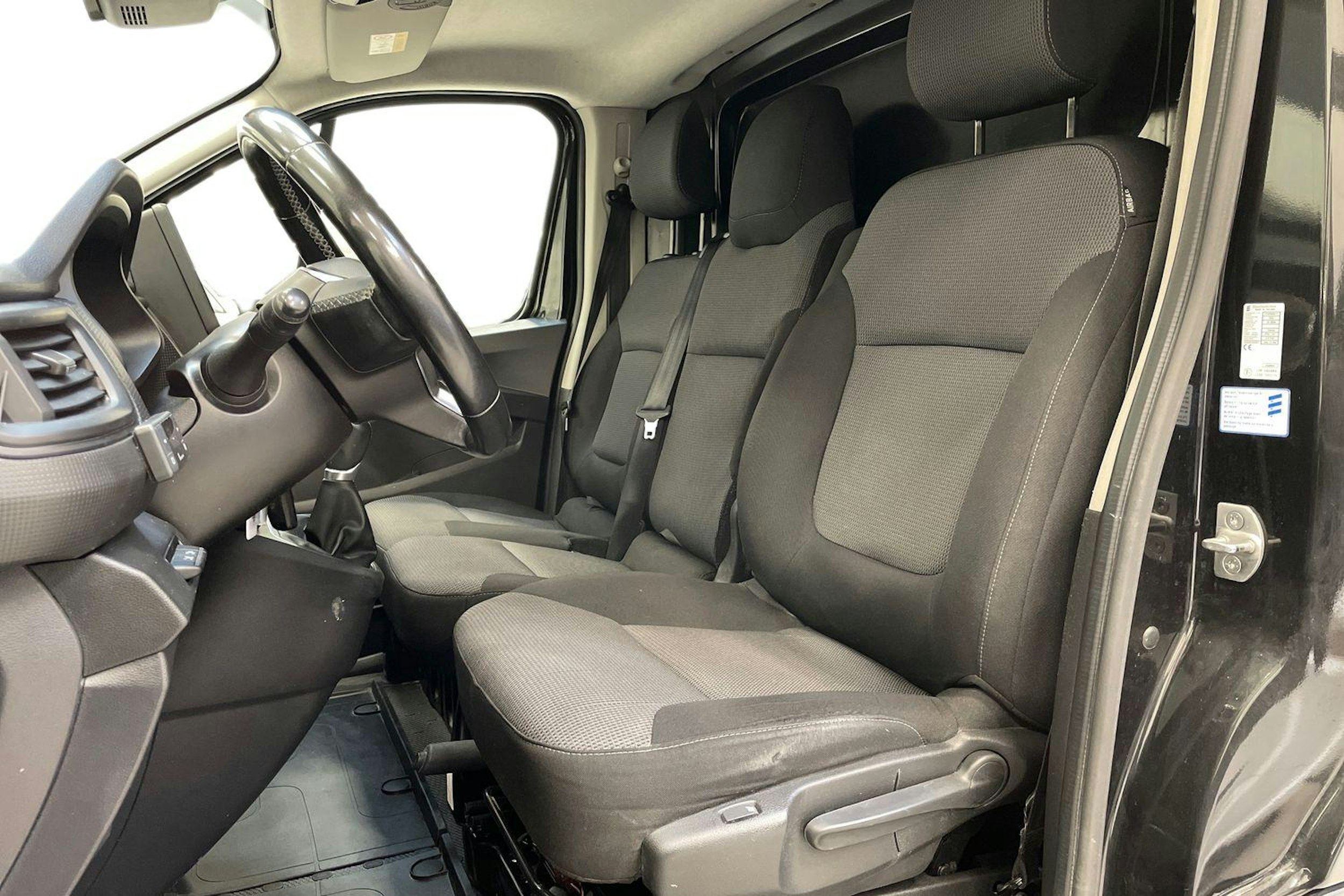 musta Renault Trafic 2022 kuva 9.