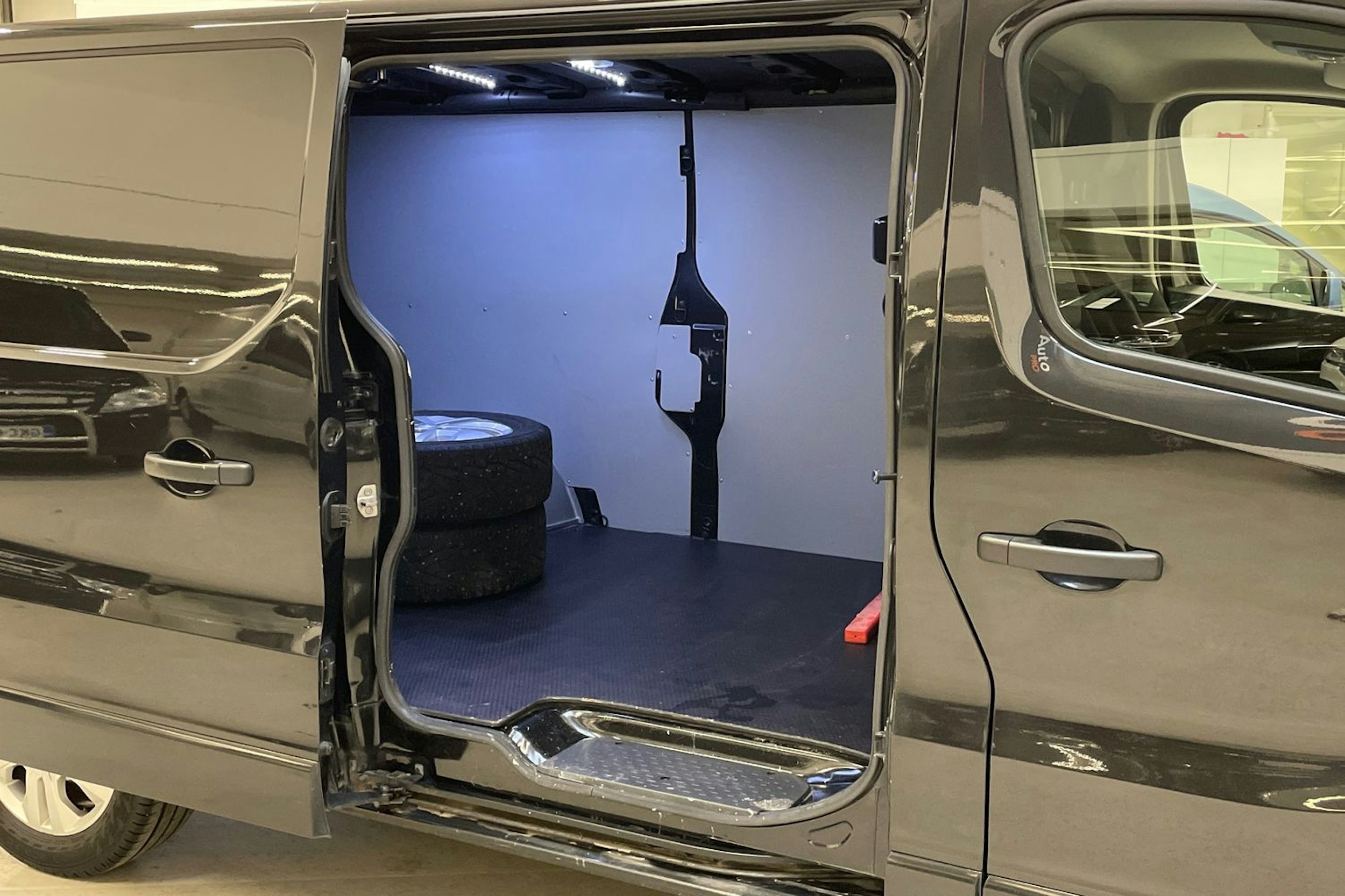 musta Renault Trafic 2022 kuva 13.