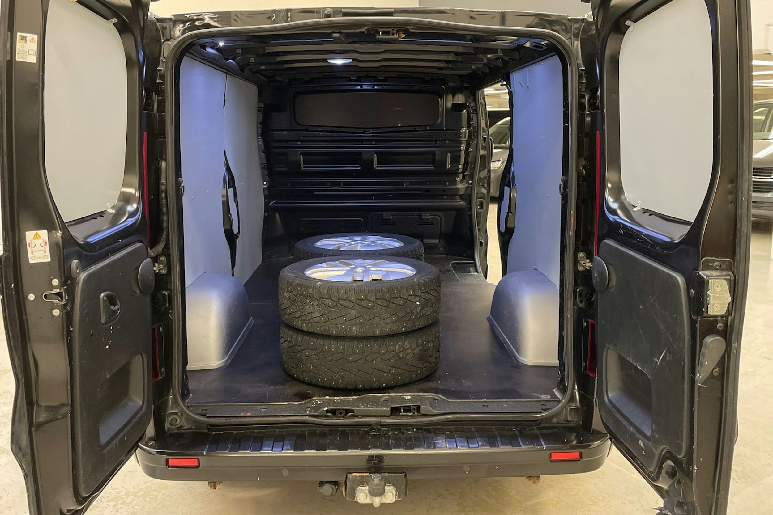 musta Renault Trafic 2022 kuva 14.