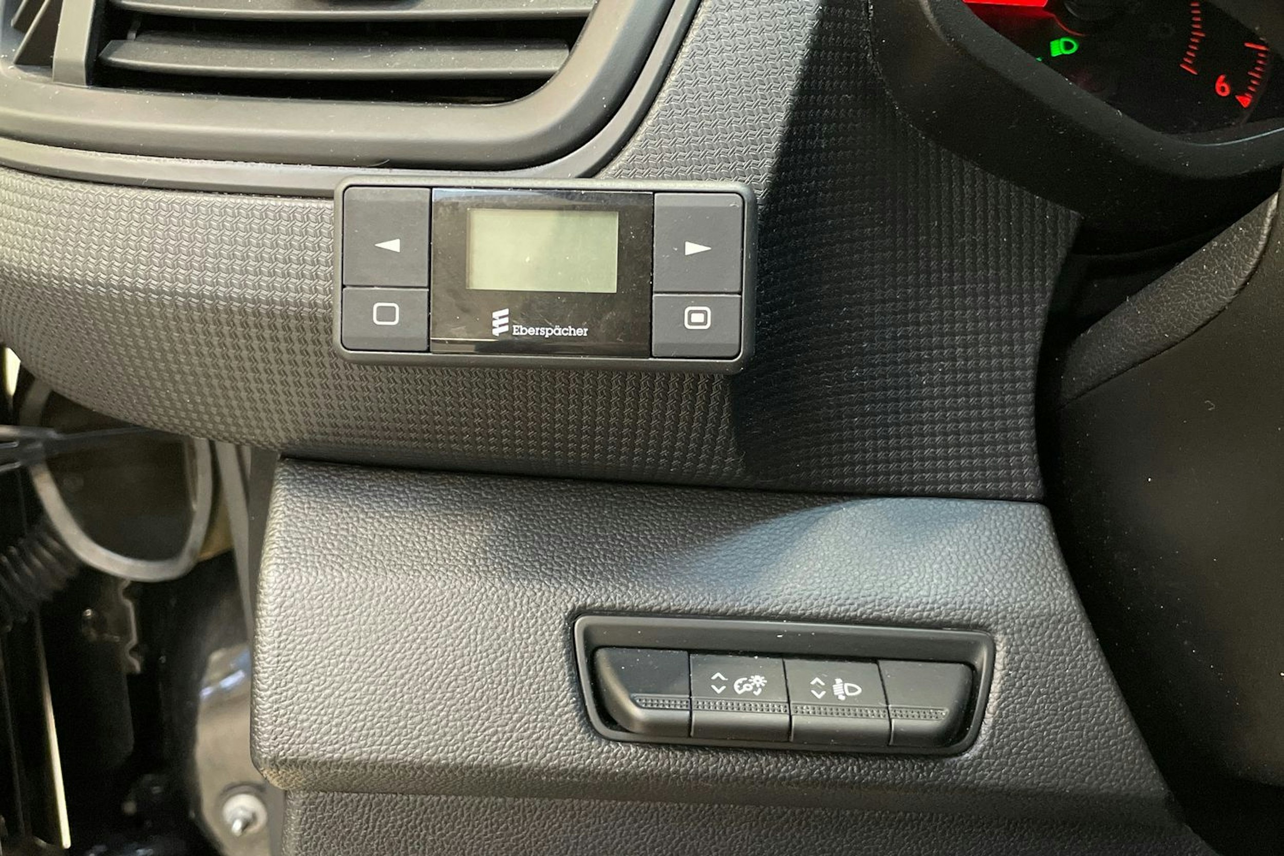 musta Renault Trafic 2022 kuva 16.