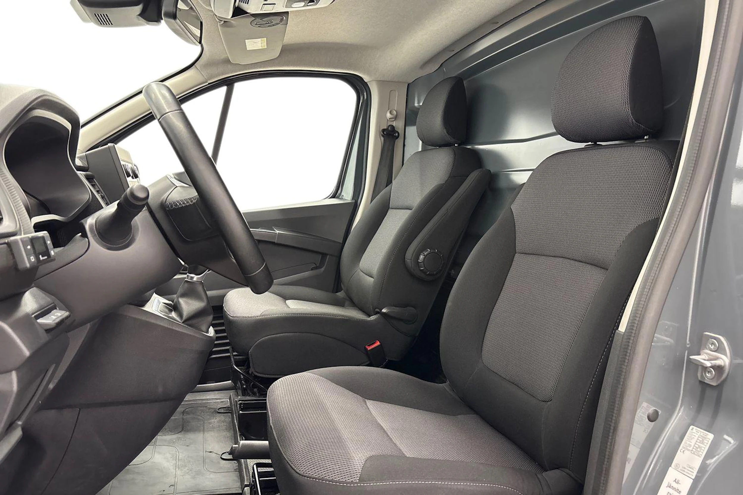 harmaa Renault Trafic 2022 kuva 11.