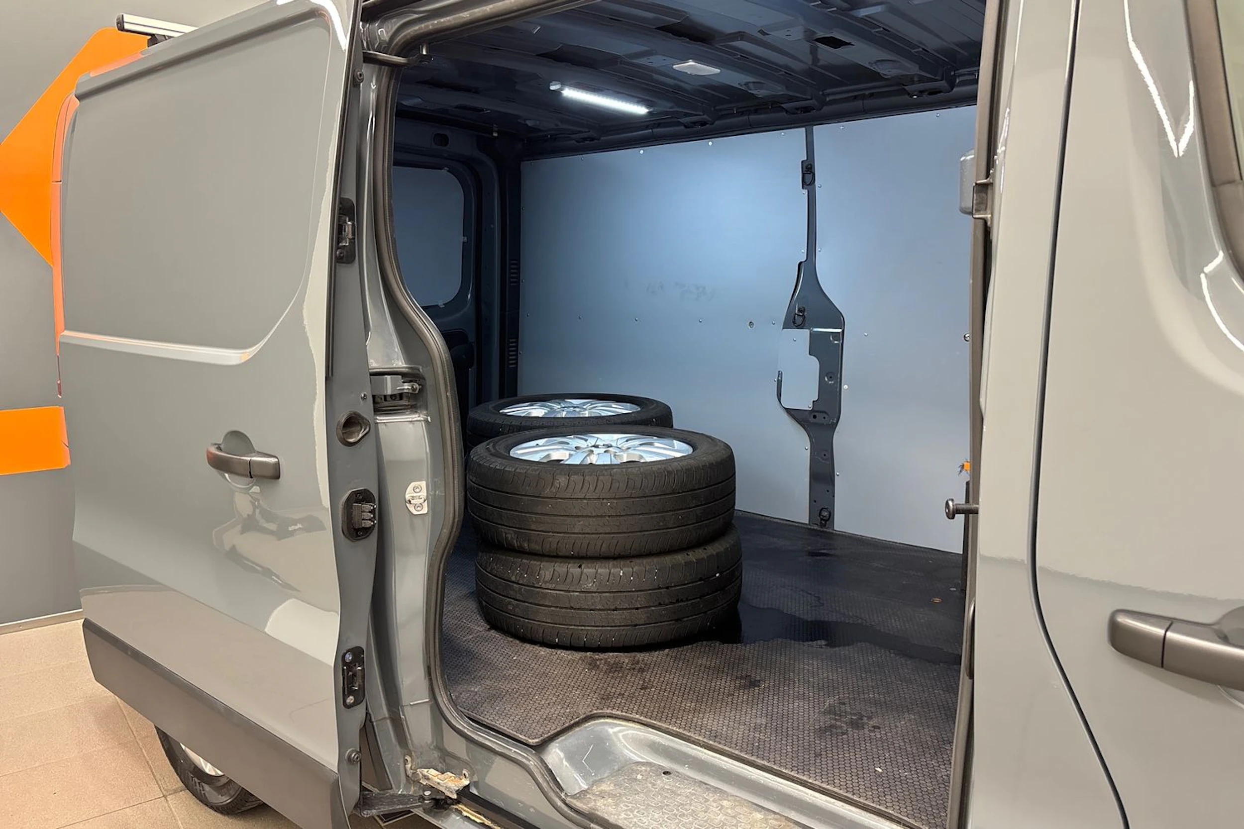 harmaa Renault Trafic 2022 kuva 19.