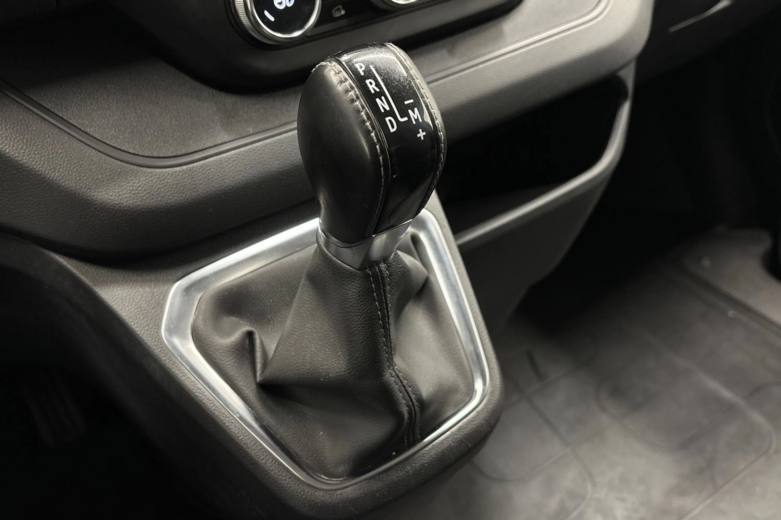 harmaa Renault Trafic 2022 kuva 22.