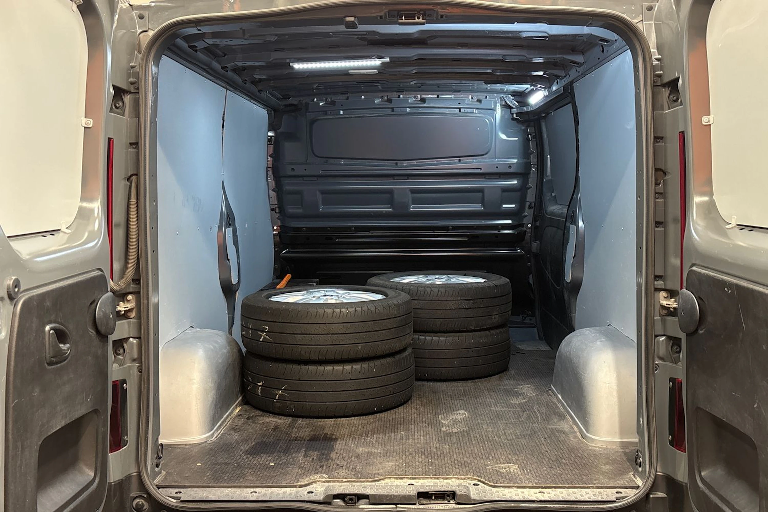 harmaa Renault Trafic 2022 kuva 23.