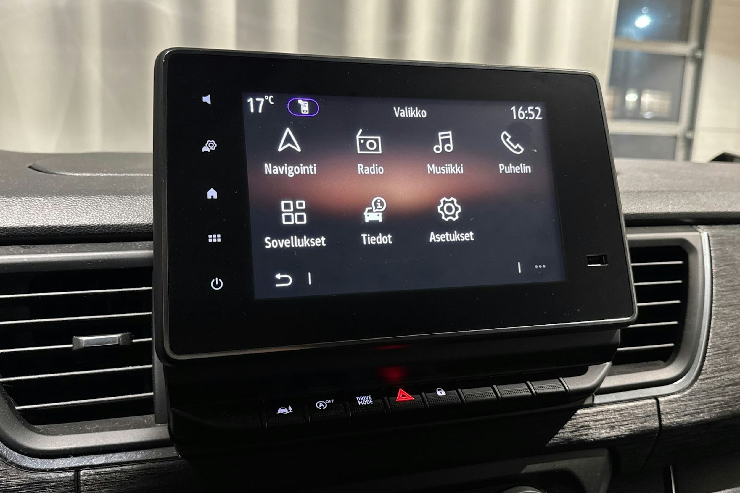 musta Renault Trafic 2022 kuva 18.