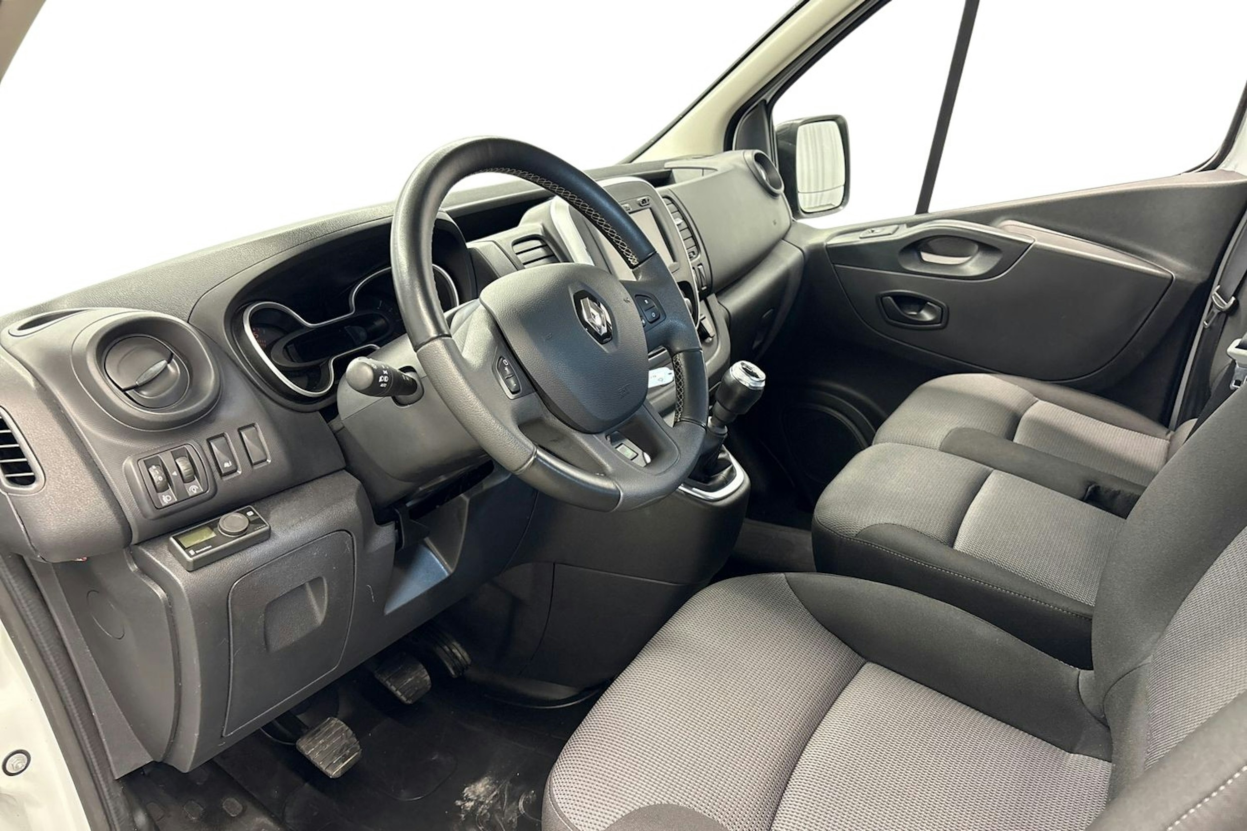 valkoinen Renault Trafic 2022 kuva 7.