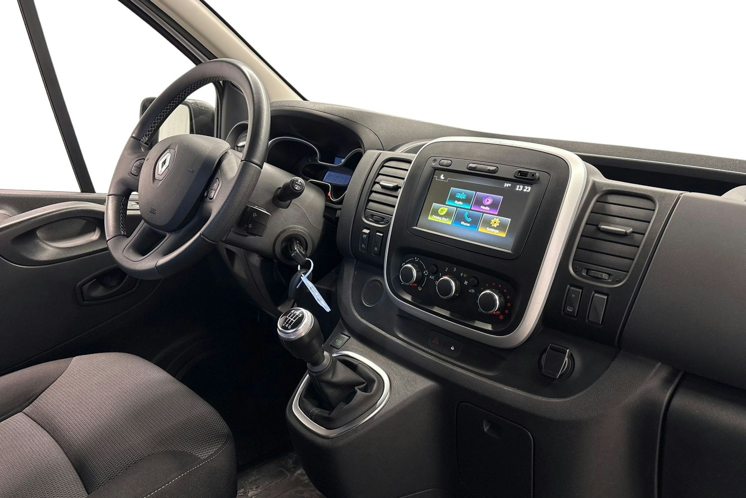 valkoinen Renault Trafic 2022 kuva 10.