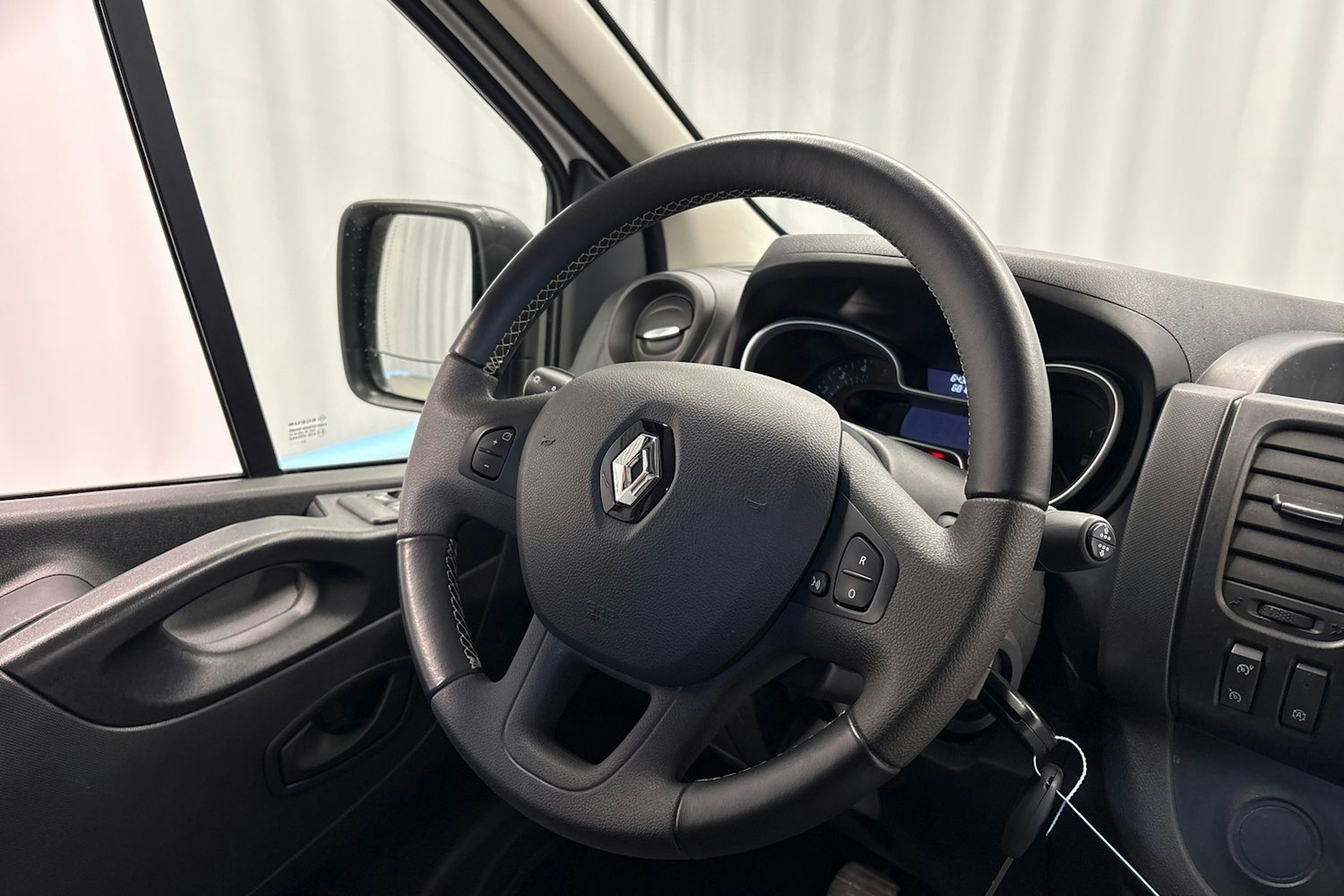 valkoinen Renault Trafic 2022 kuva 13.