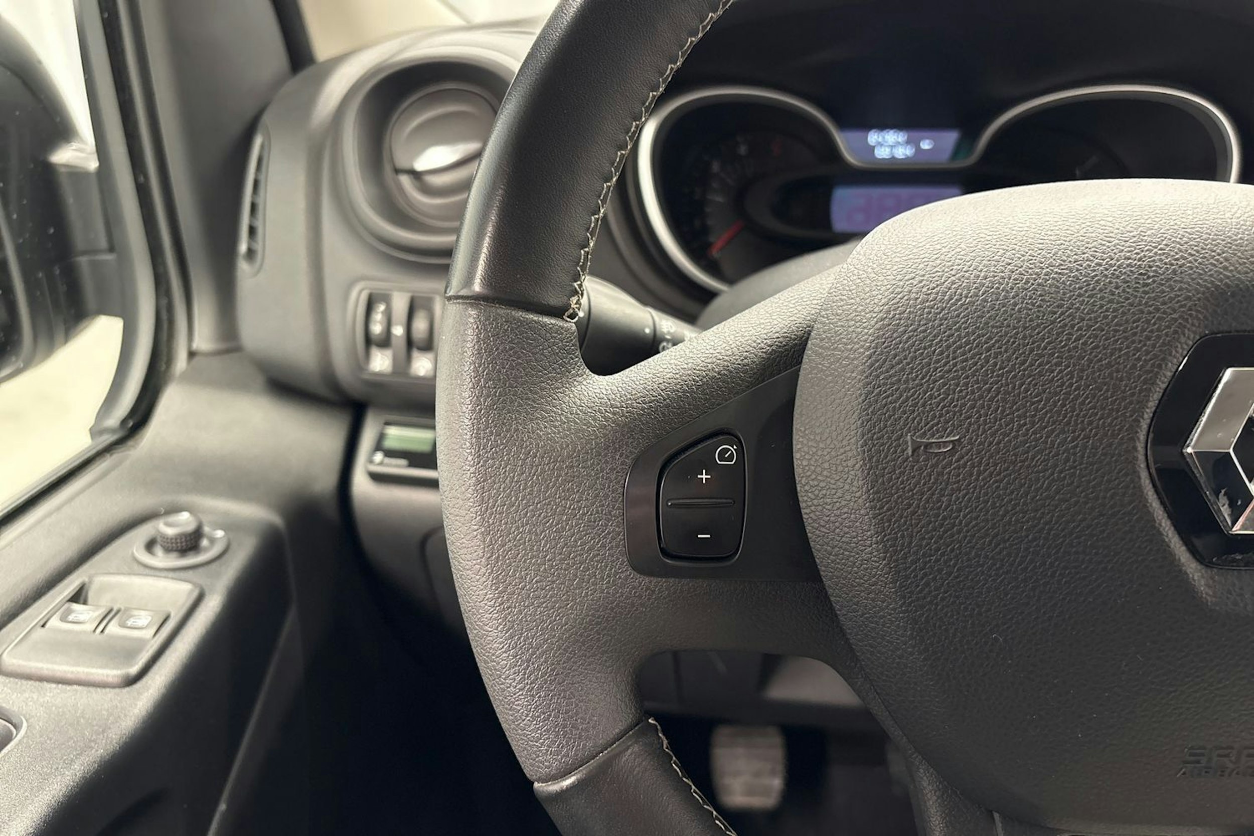 valkoinen Renault Trafic 2022 kuva 15.