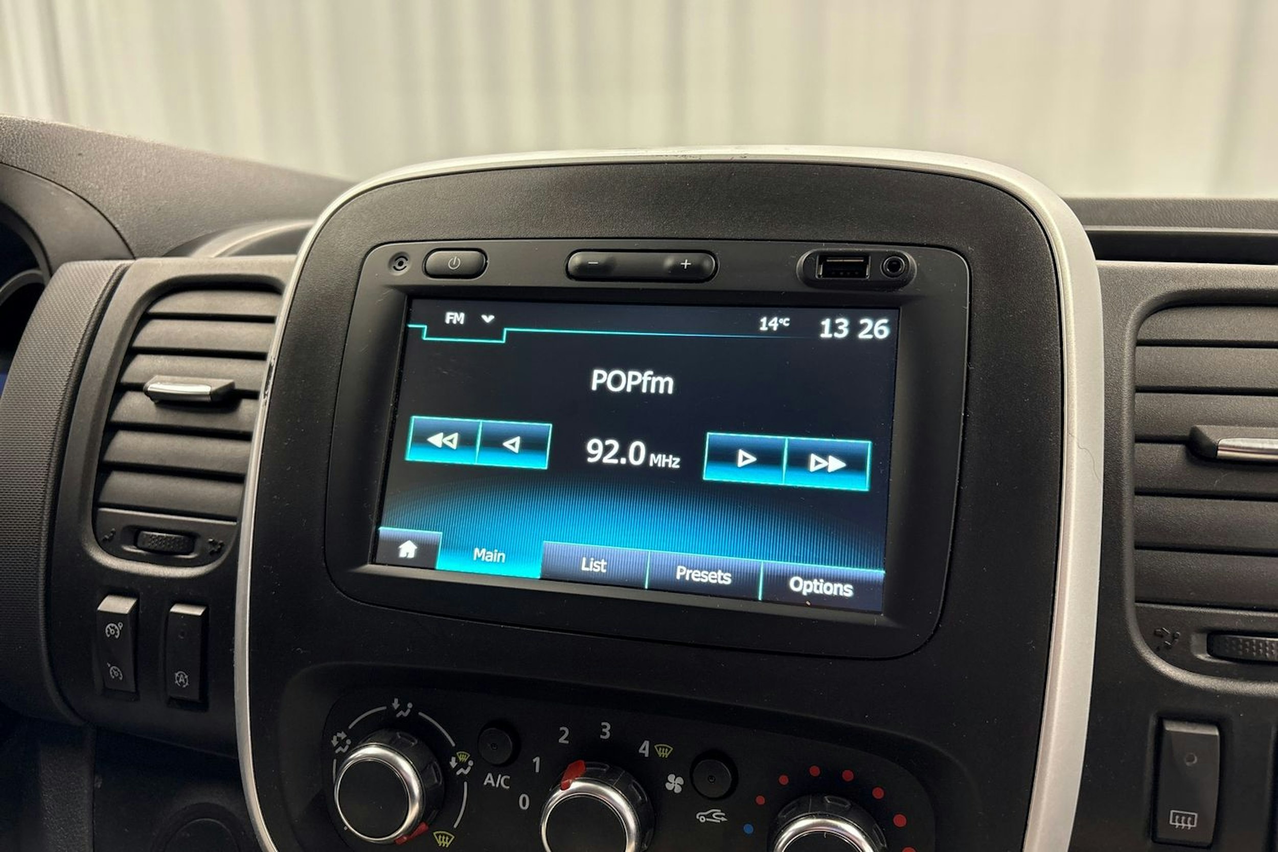 valkoinen Renault Trafic 2022 kuva 17.