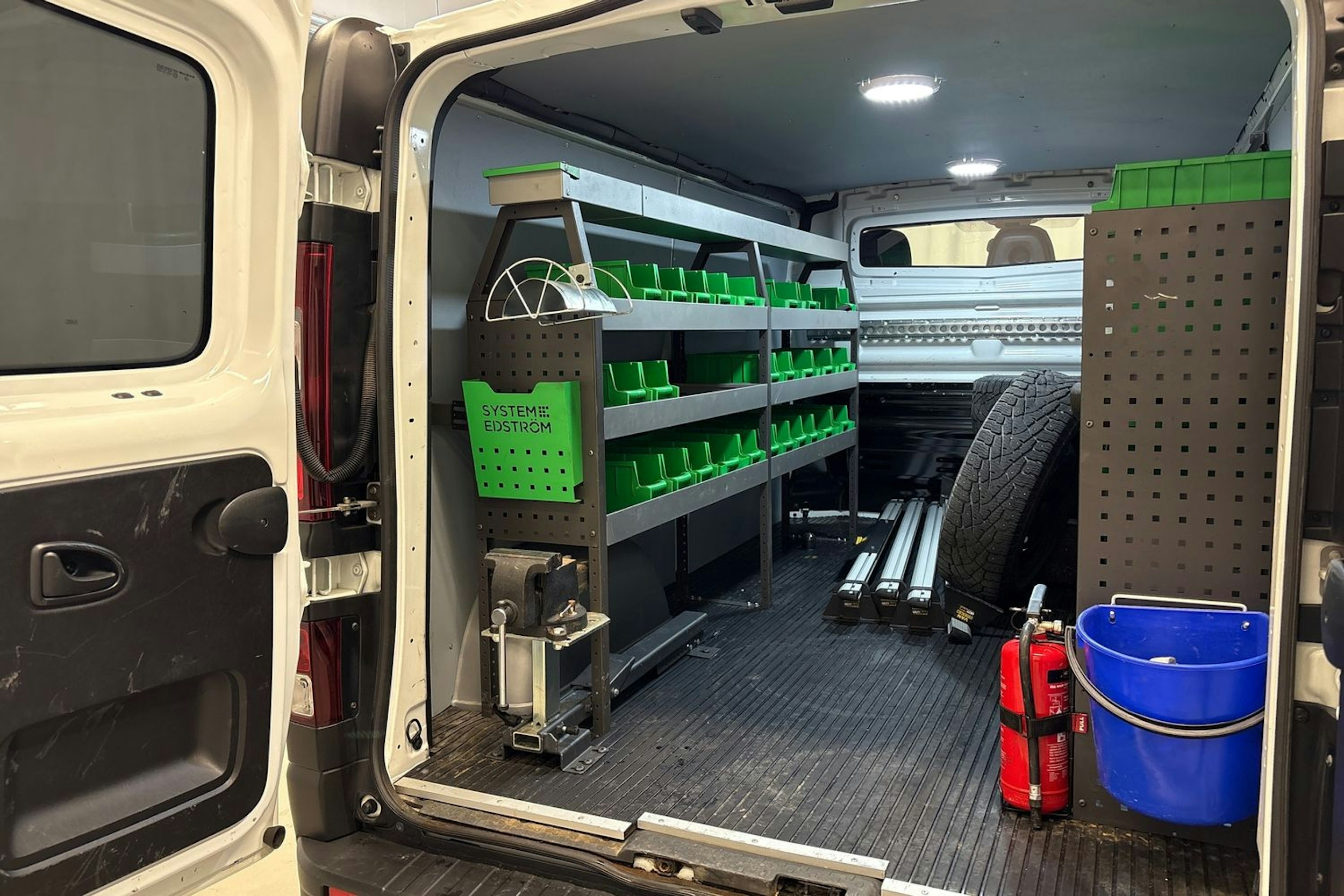 valkoinen Renault Trafic 2022 kuva 24.