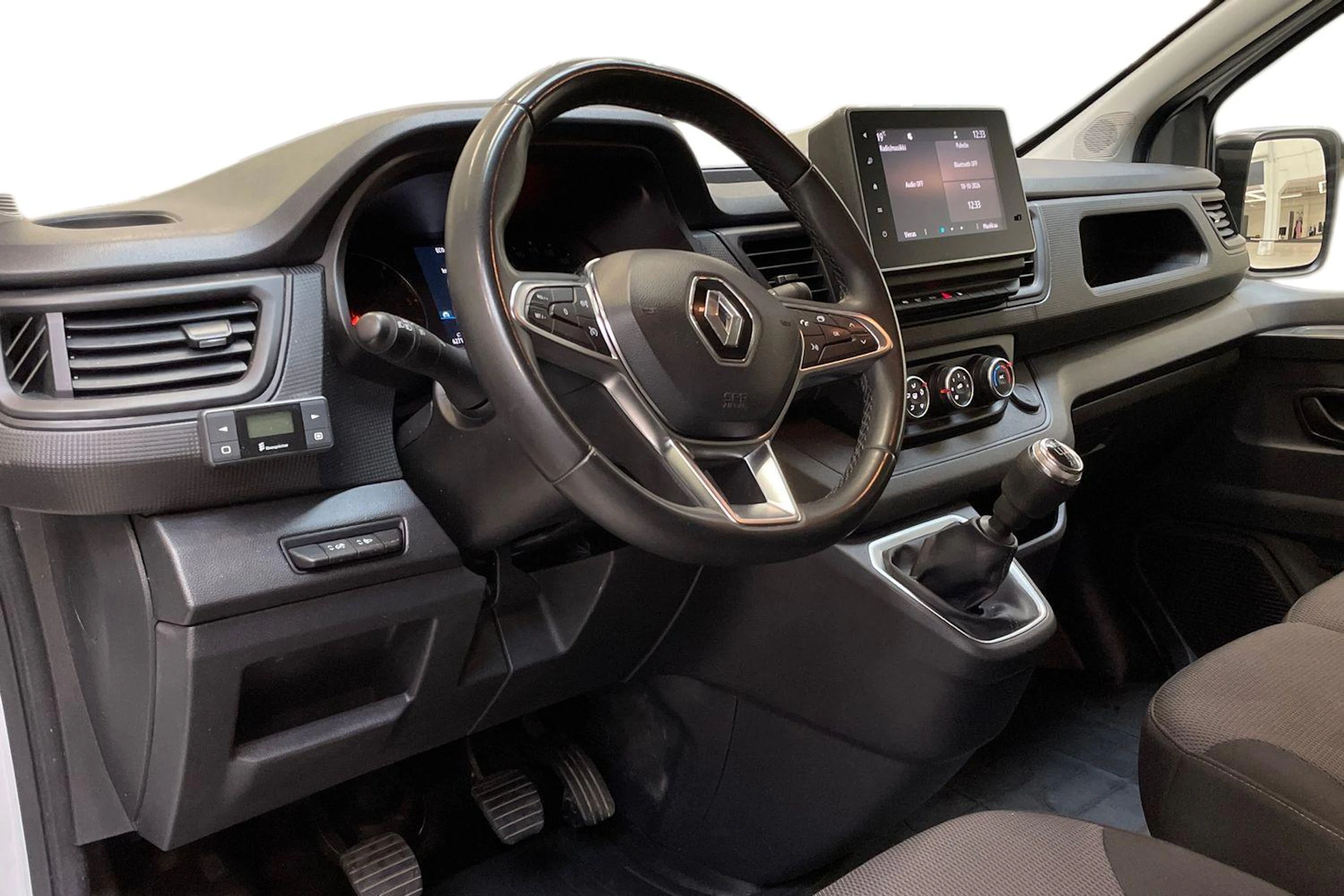 valkoinen Renault Trafic 2022 kuva 8.