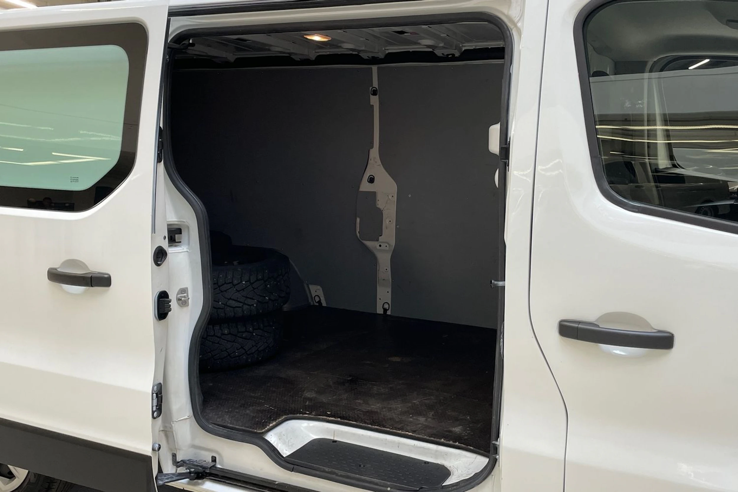 valkoinen Renault Trafic 2022 kuva 13.