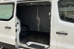 valkoinen Renault Trafic 2022 kuva 13.