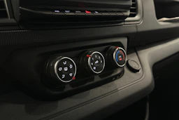 valkoinen Renault Trafic 2022 kuva 15.