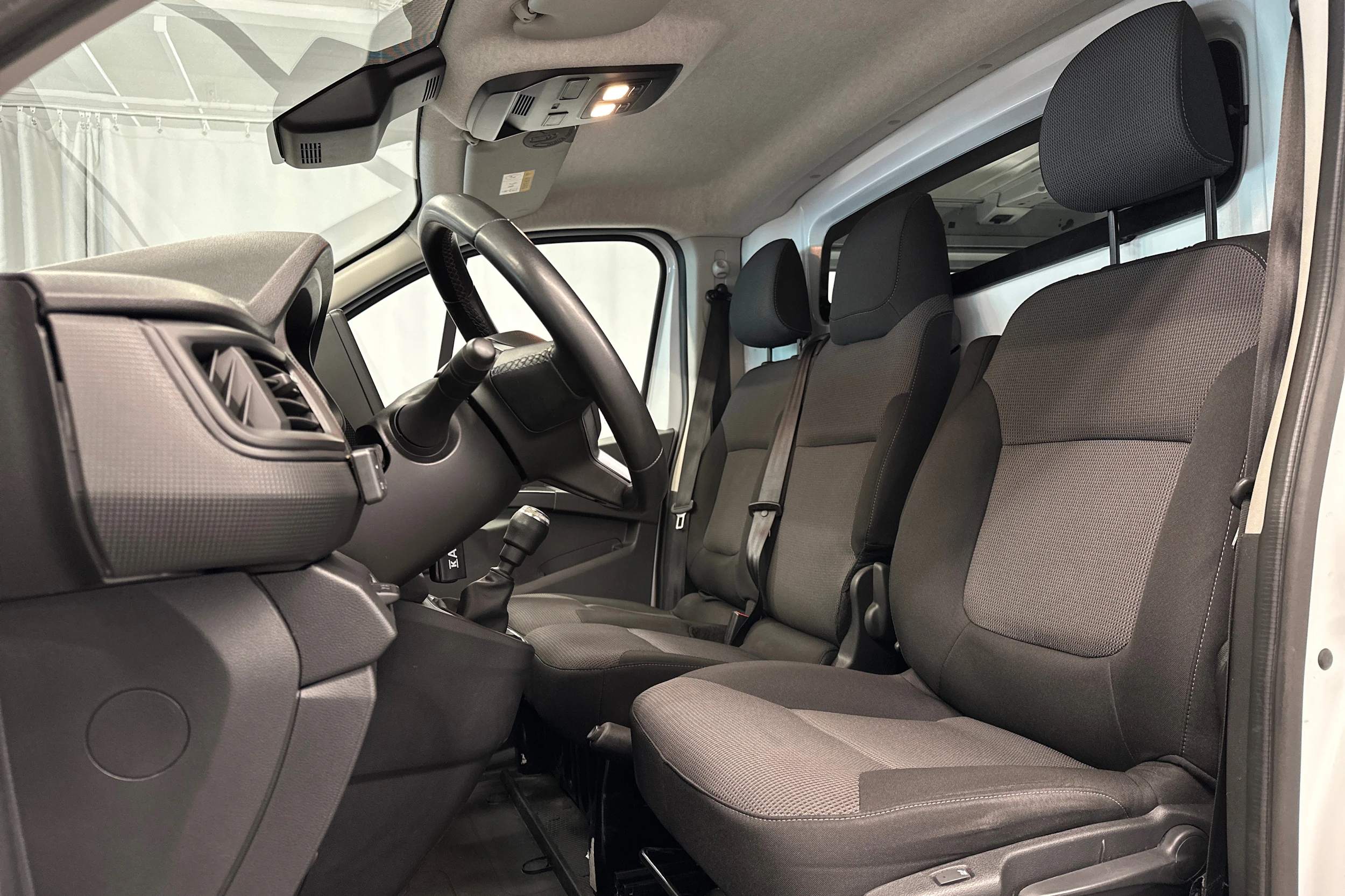 valkoinen Renault Trafic 2022 kuva 17.