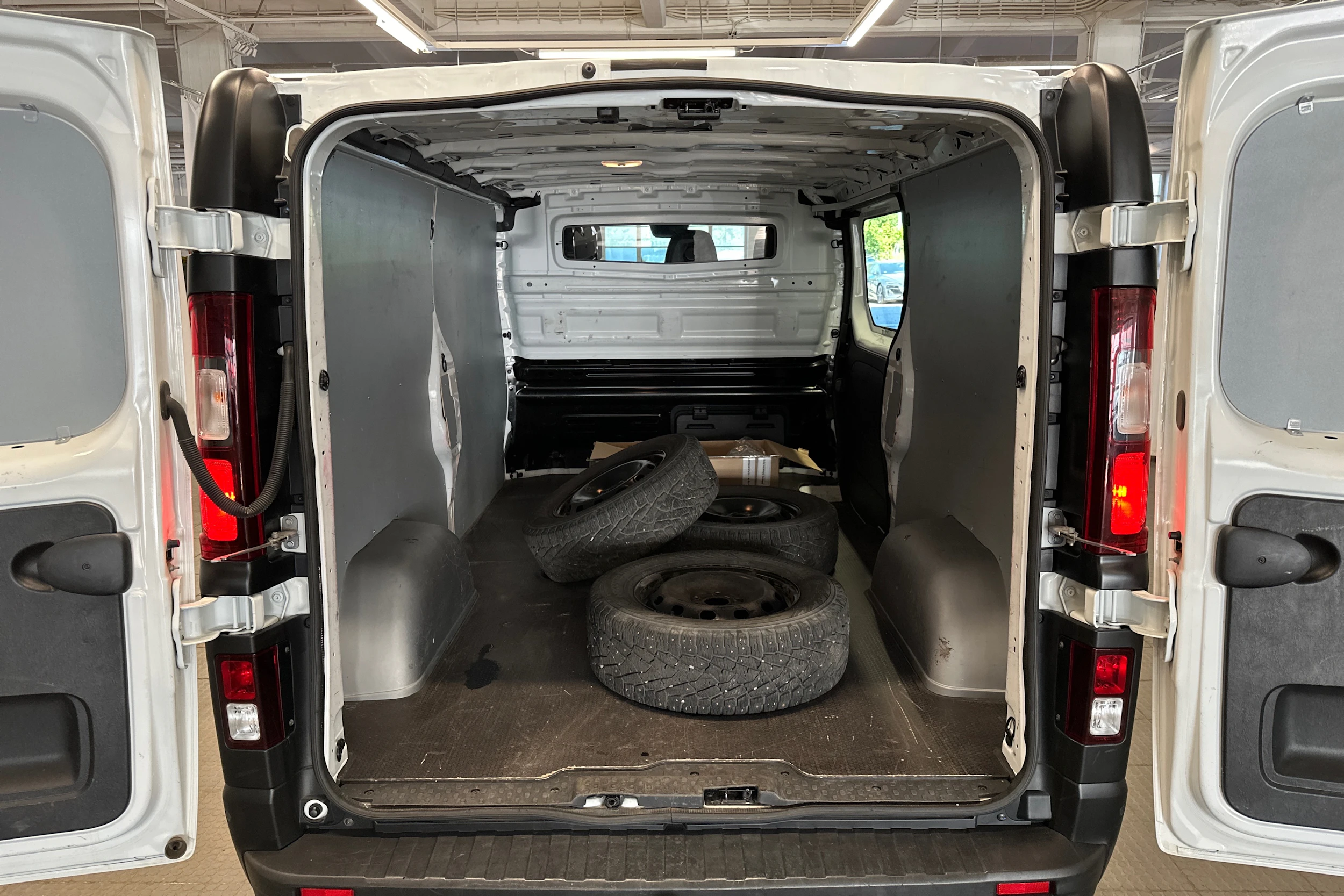 valkoinen Renault Trafic 2022 kuva 19.