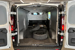 valkoinen Renault Trafic 2022 kuva 19.