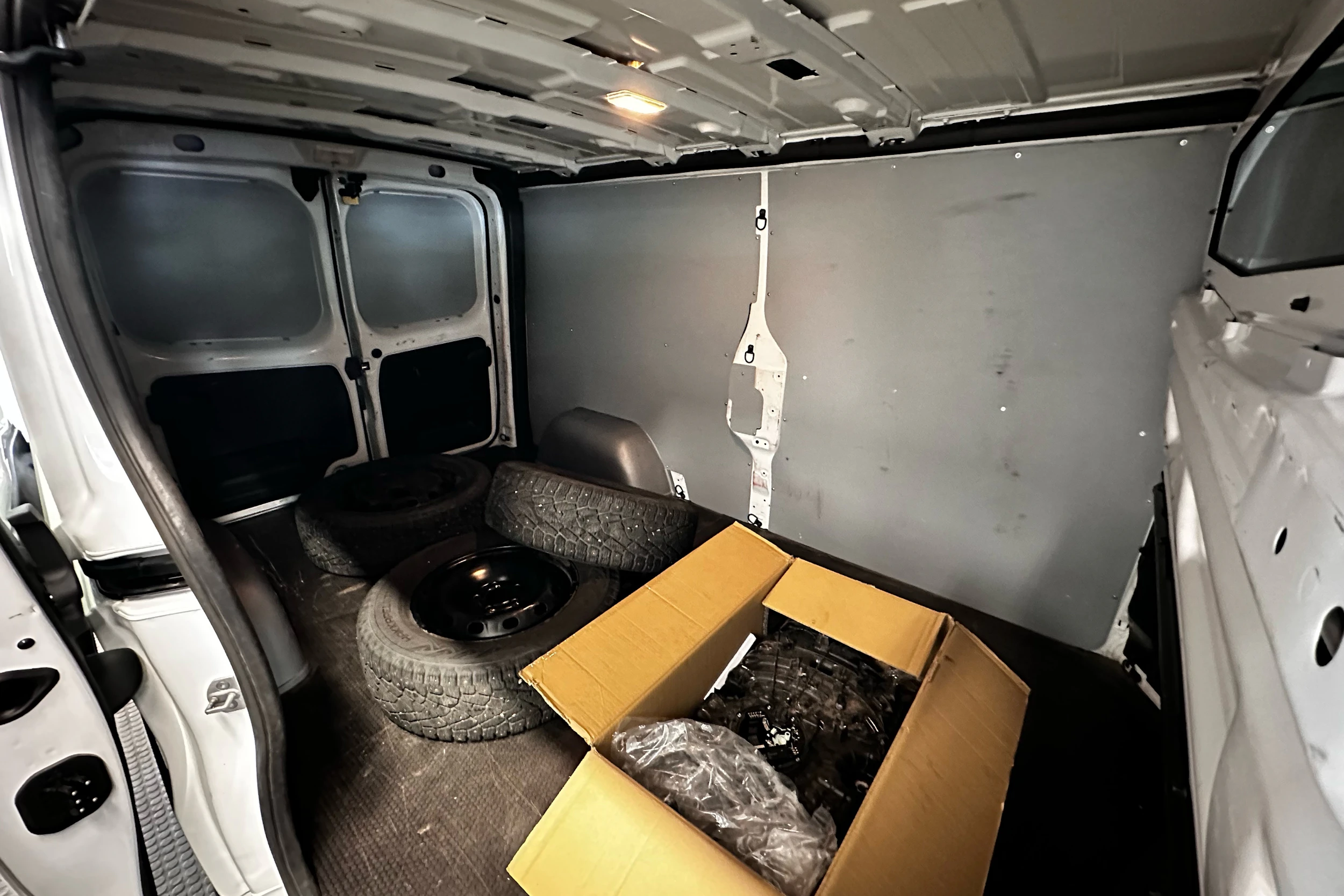 valkoinen Renault Trafic 2022 kuva 20.