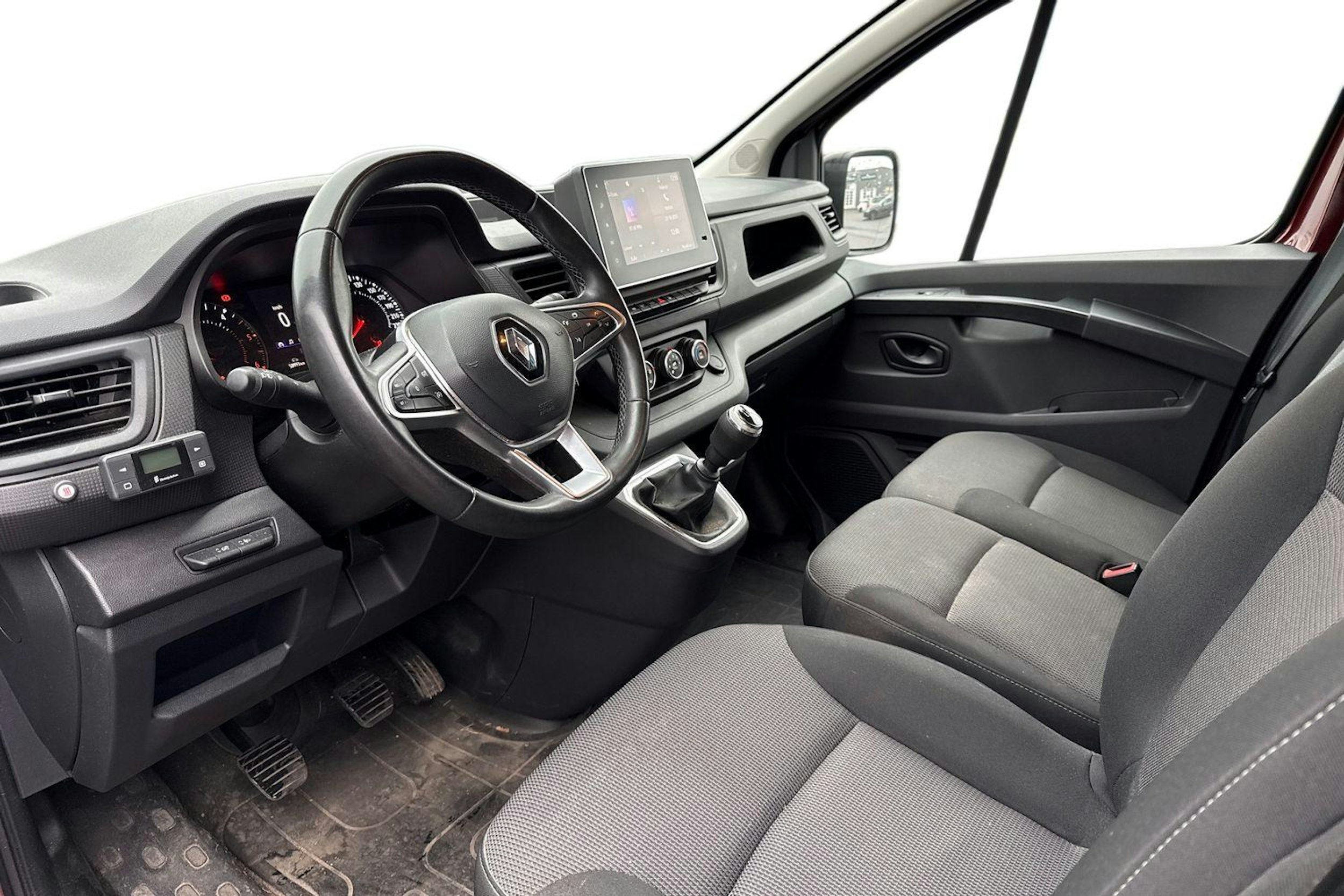 punainen Renault Trafic 2022 kuva 3.