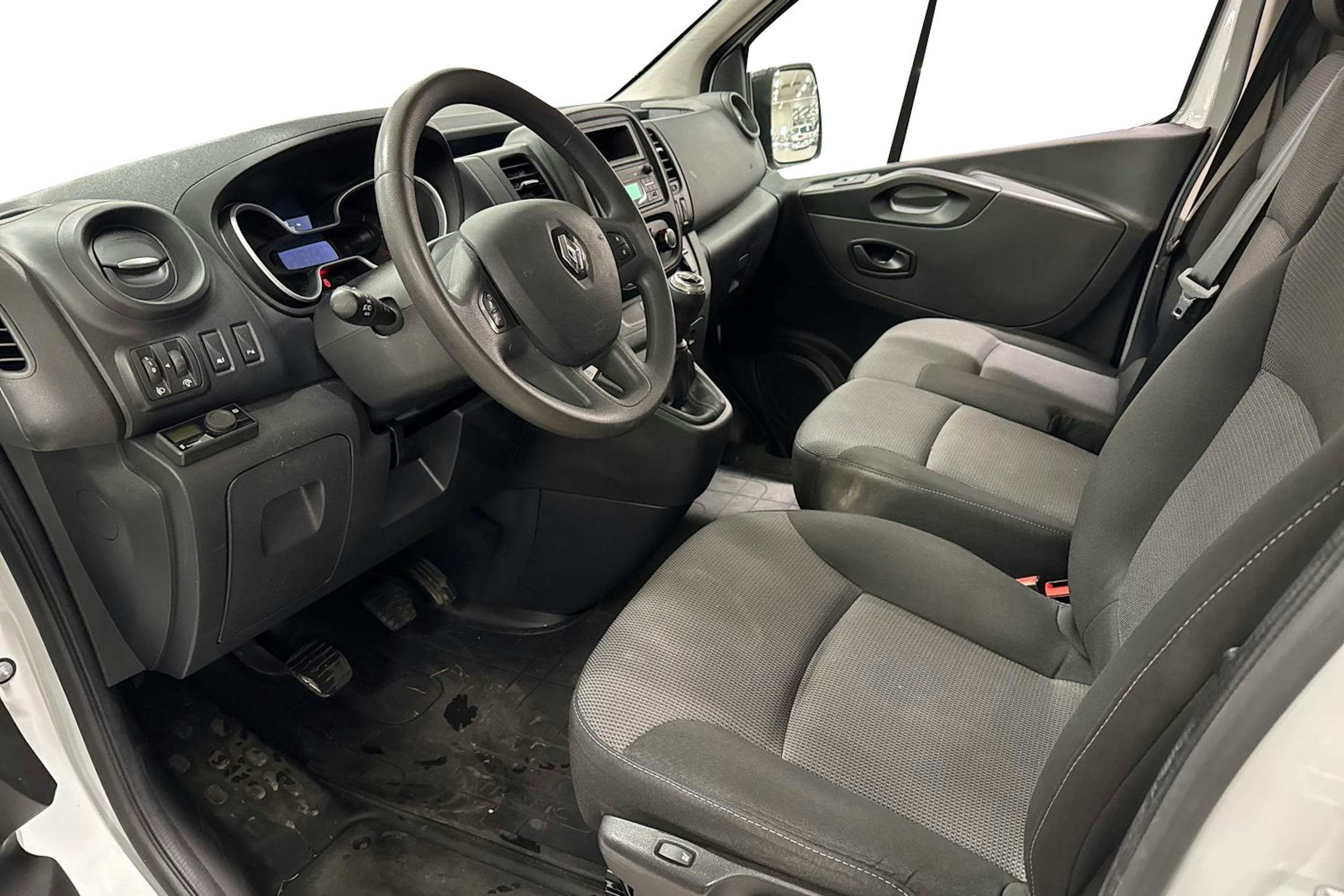 valkoinen Renault Trafic 2022 kuva 3.