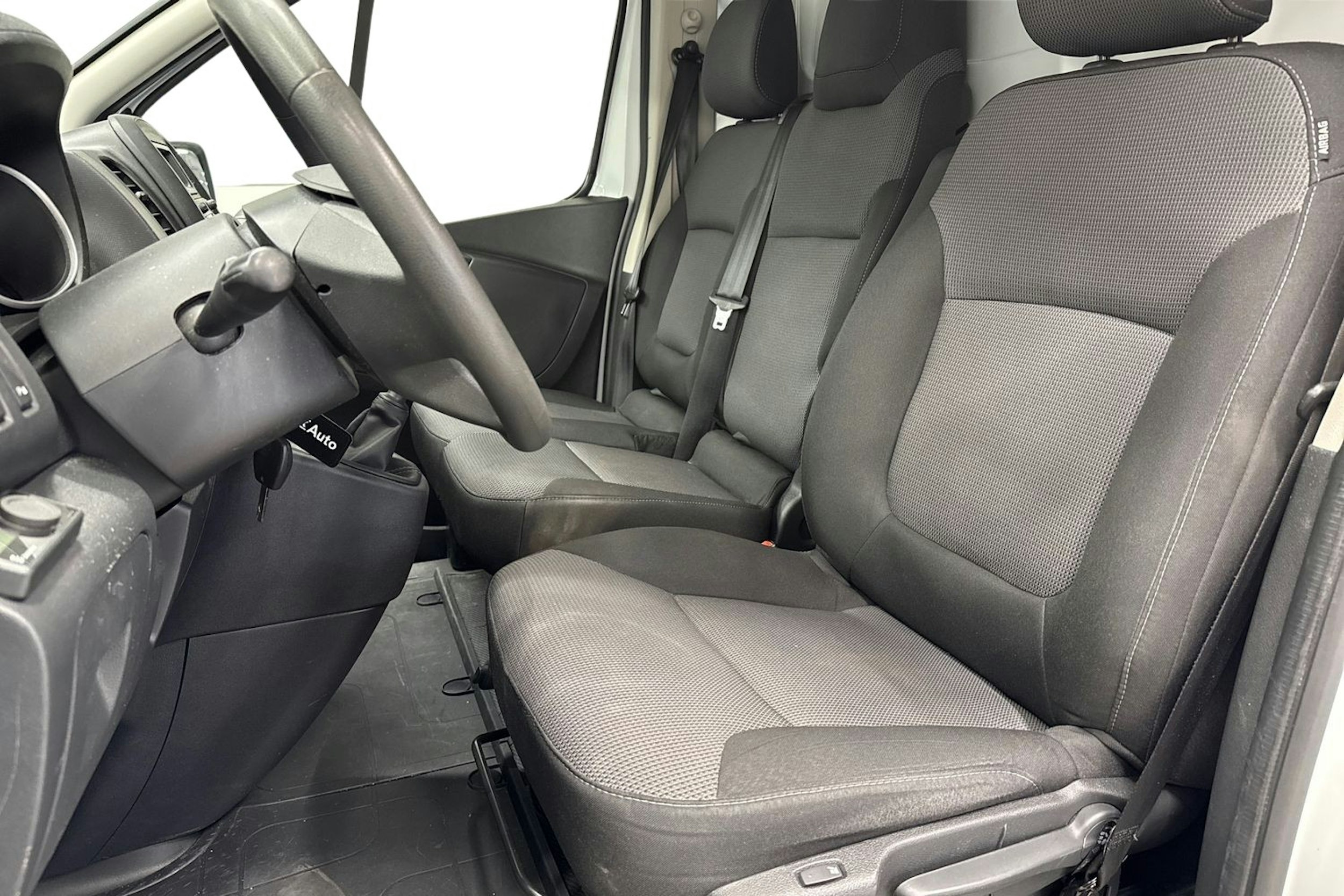 valkoinen Renault Trafic 2022 kuva 7.
