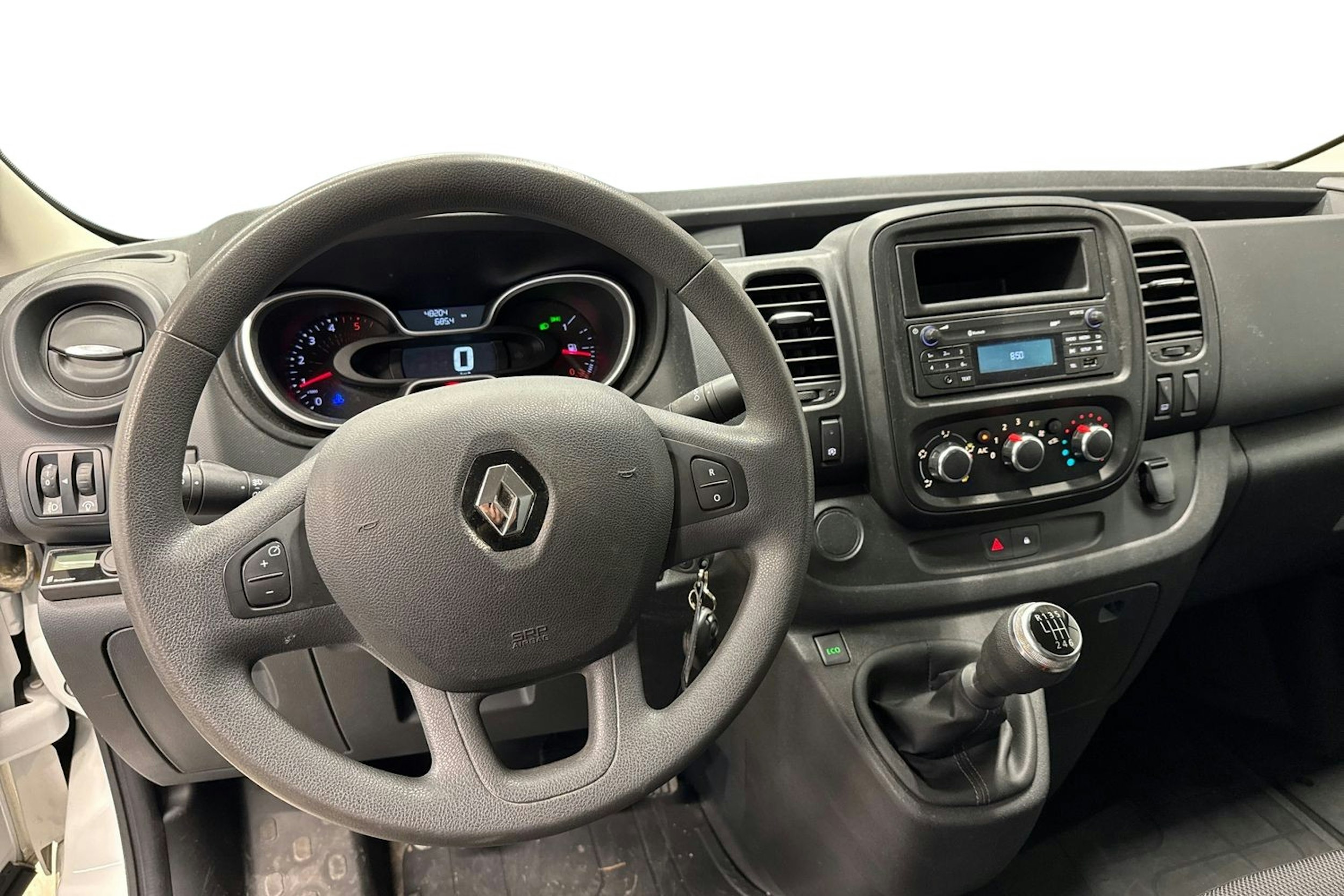 valkoinen Renault Trafic 2022 kuva 9.