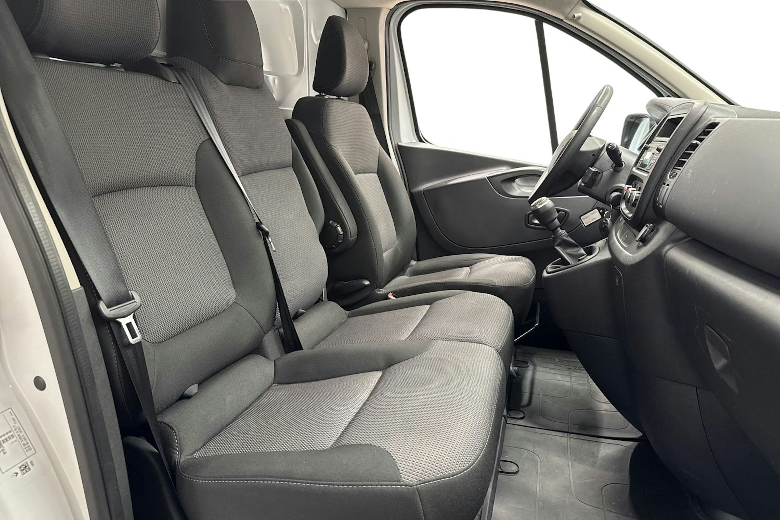 valkoinen Renault Trafic 2022 kuva 10.