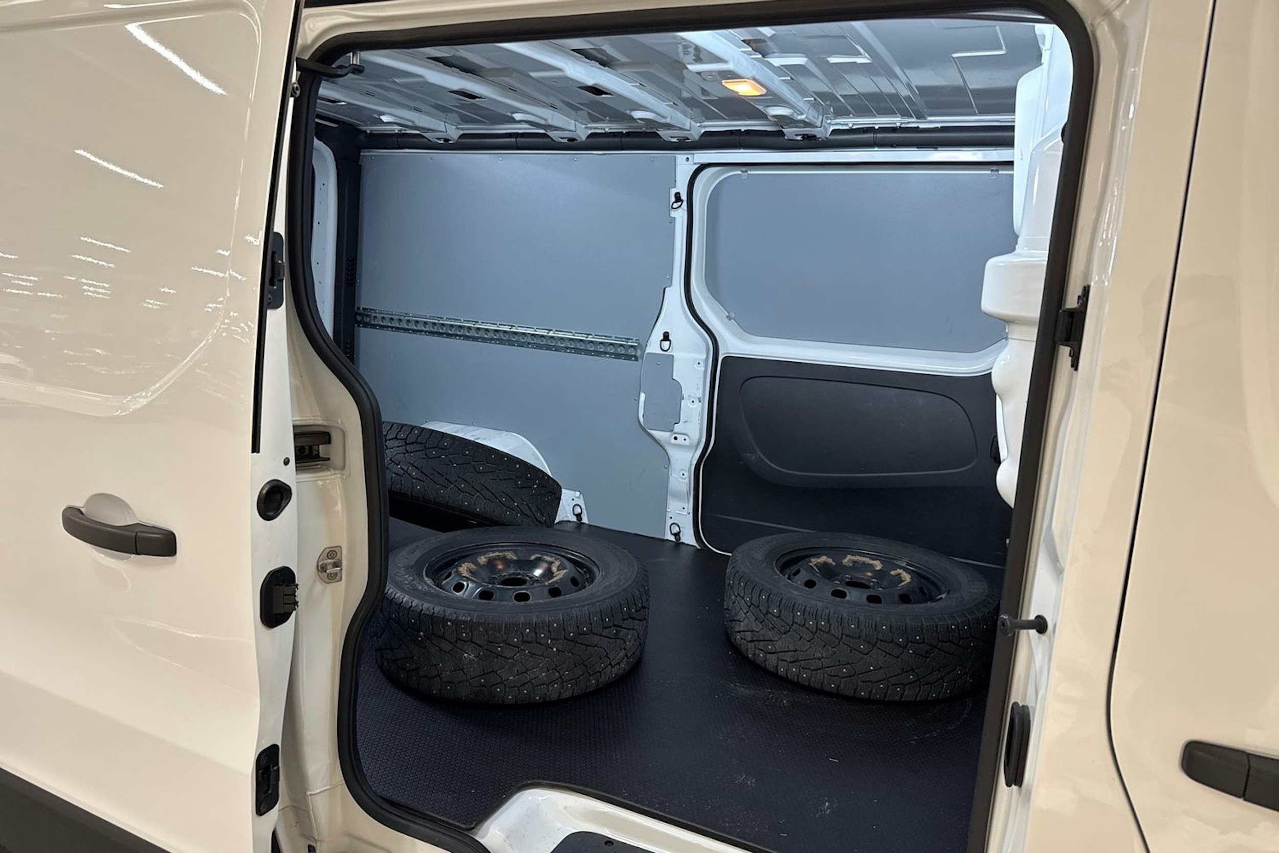valkoinen Renault Trafic 2022 kuva 13.