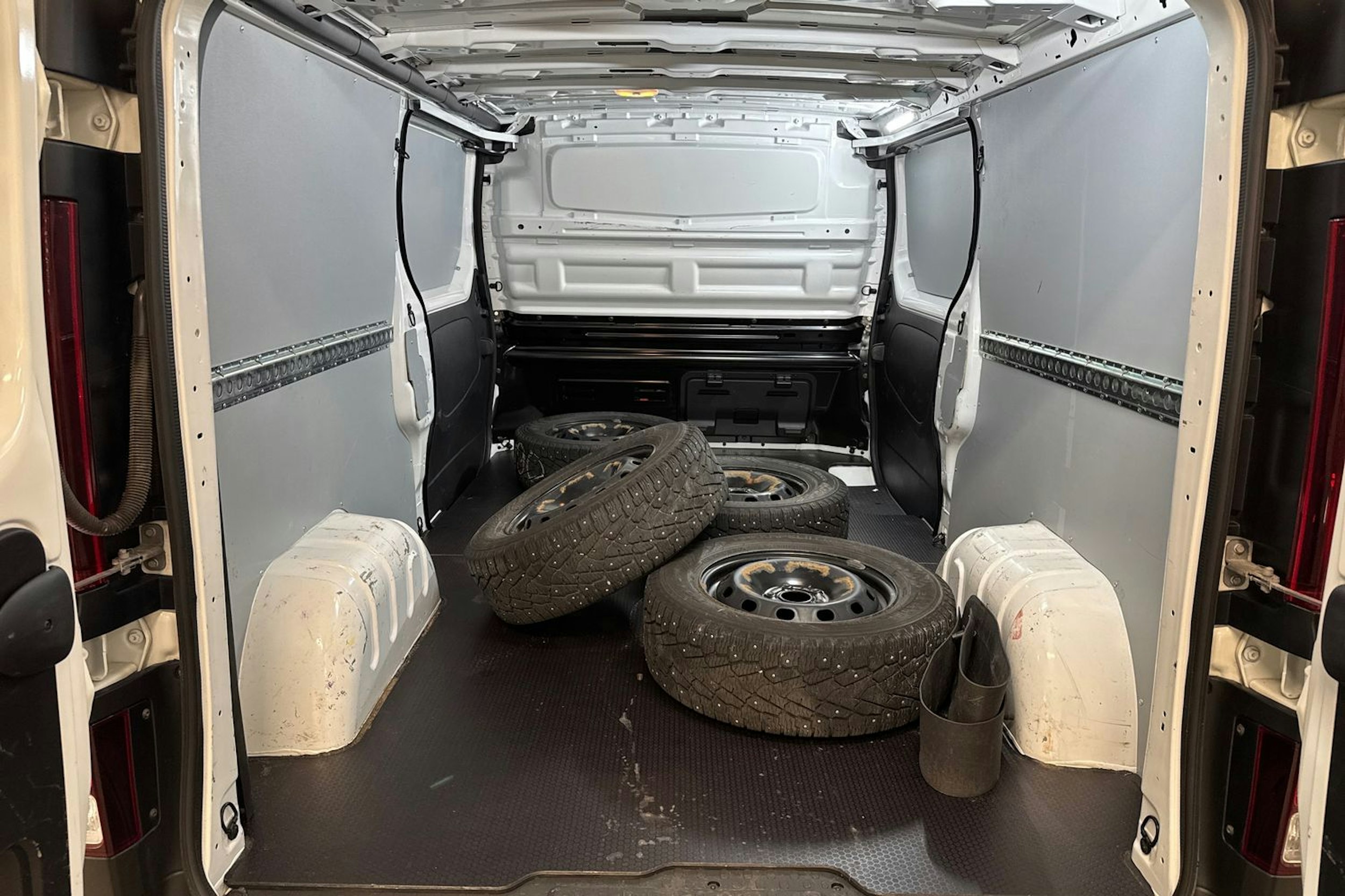 valkoinen Renault Trafic 2022 kuva 14.