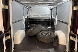 valkoinen Renault Trafic 2022 kuva 14.