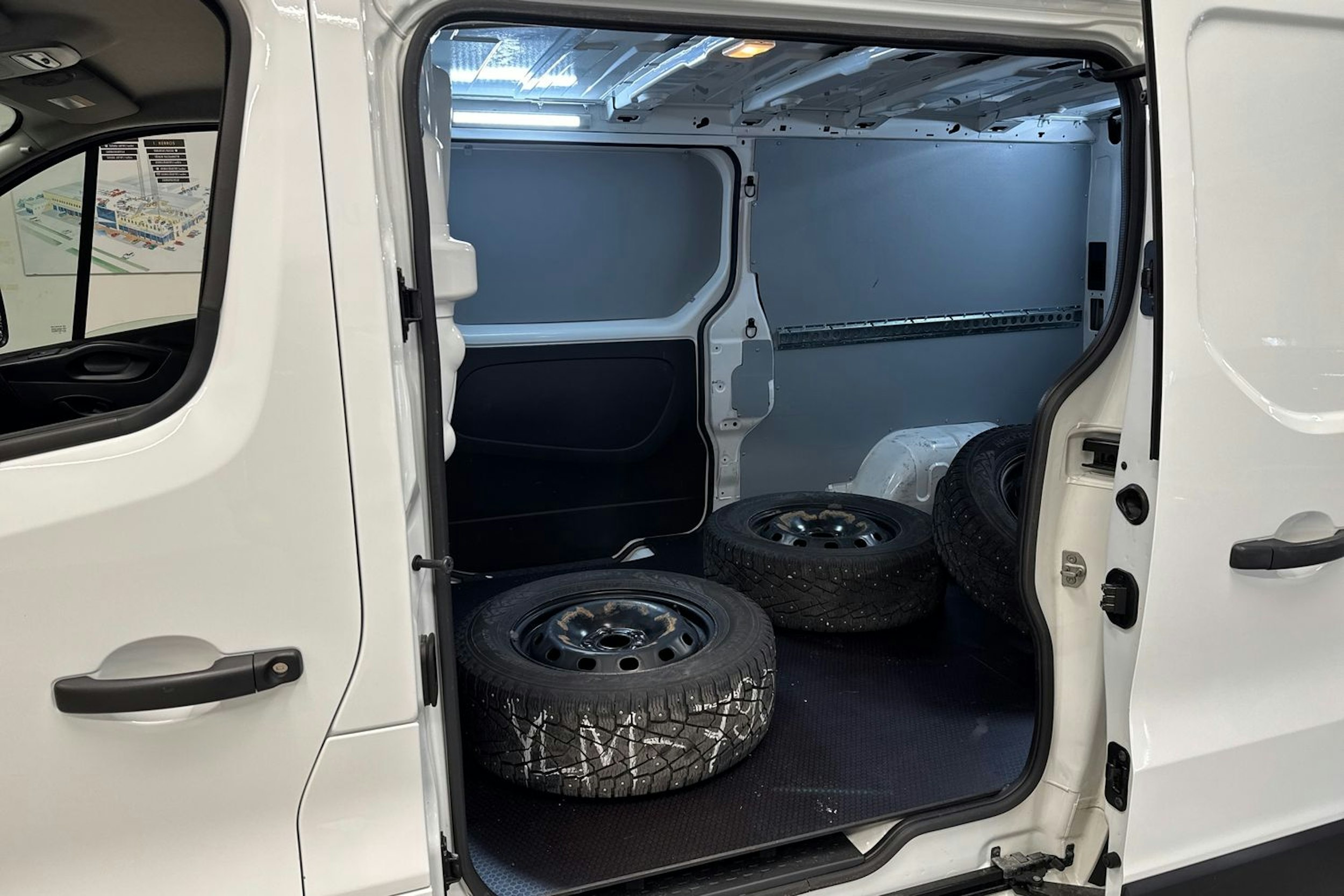 valkoinen Renault Trafic 2022 kuva 15.