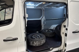 valkoinen Renault Trafic 2022 kuva 15.