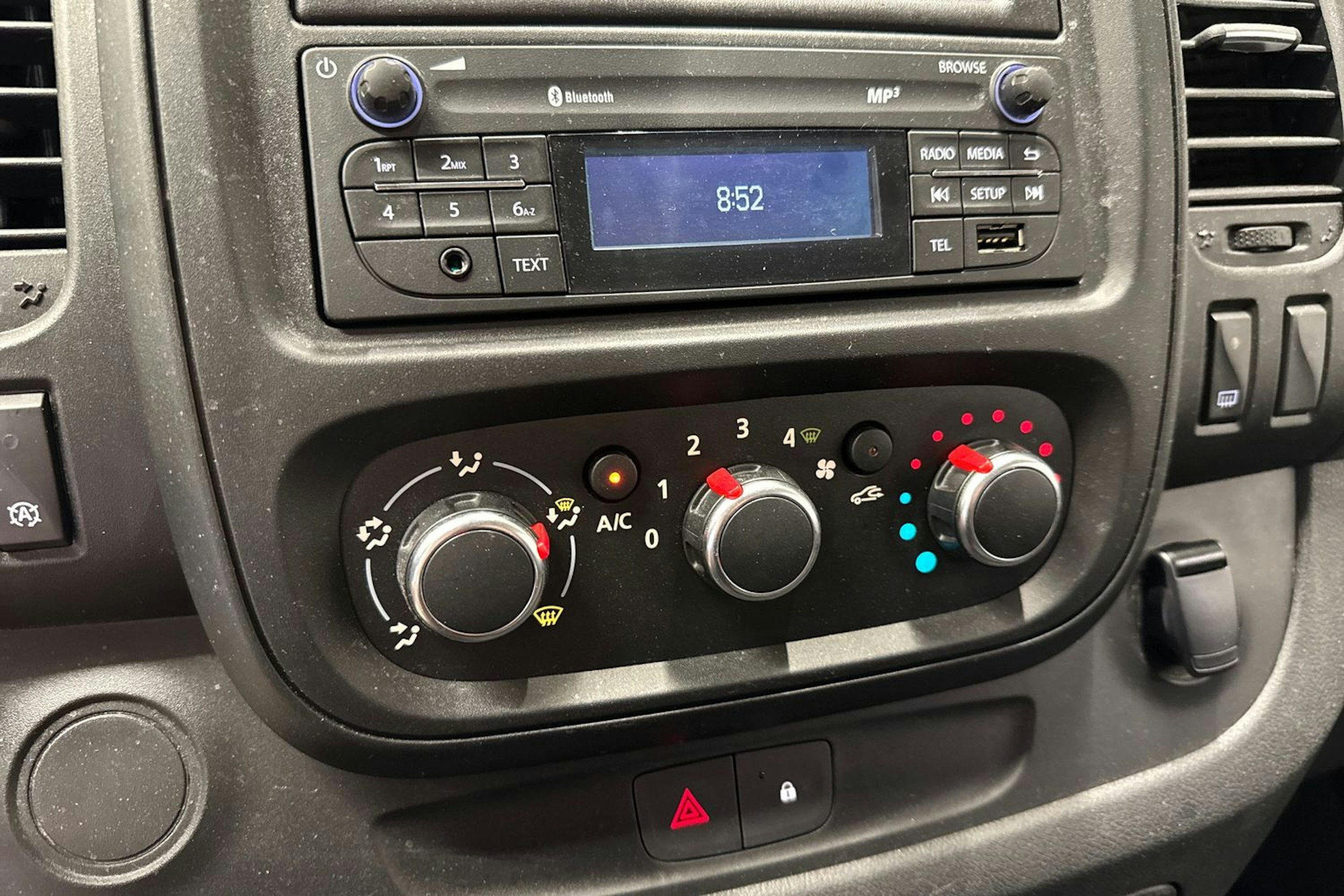 valkoinen Renault Trafic 2022 kuva 19.
