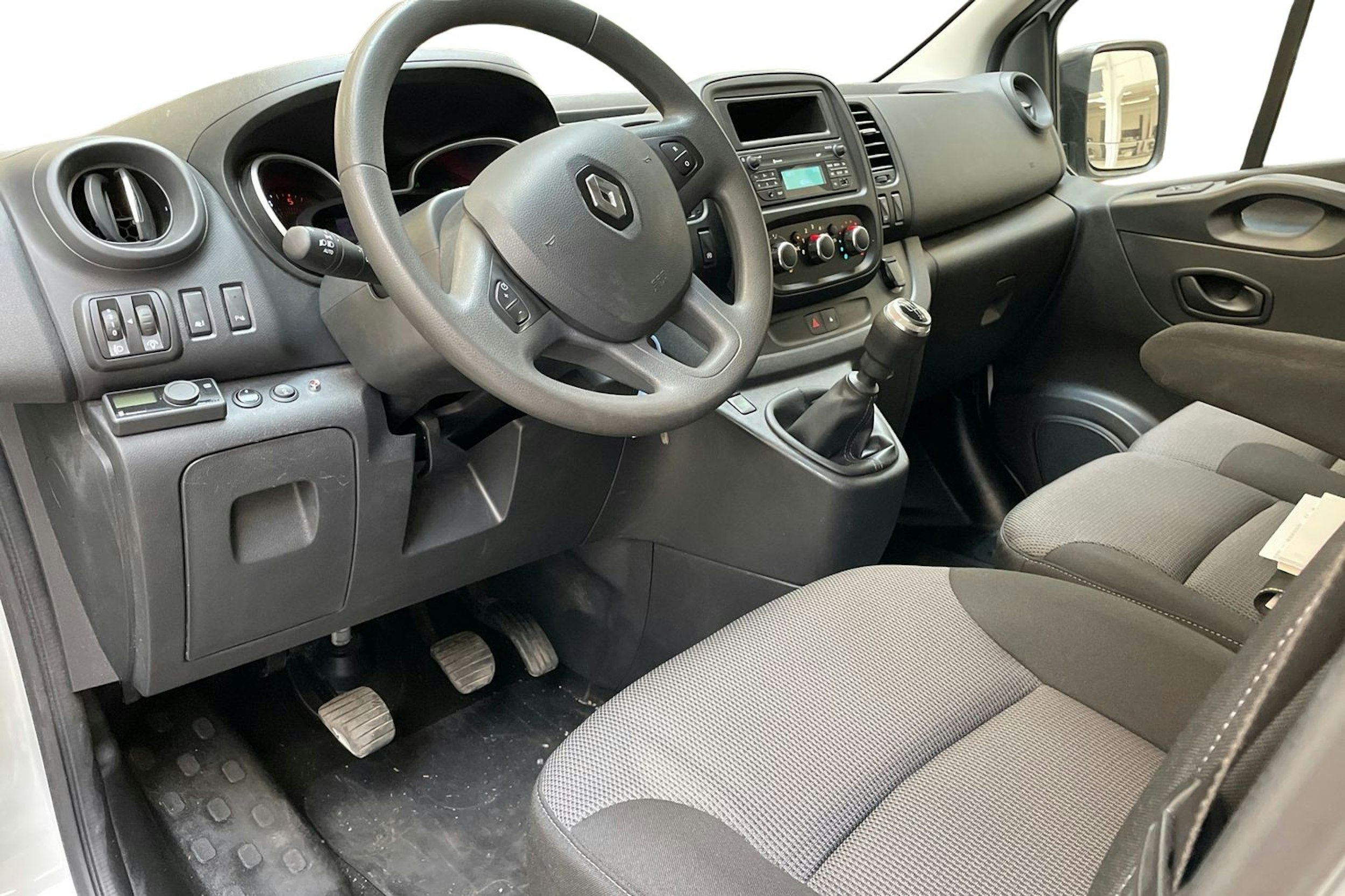 valkoinen Renault Trafic 2022 kuva 3.