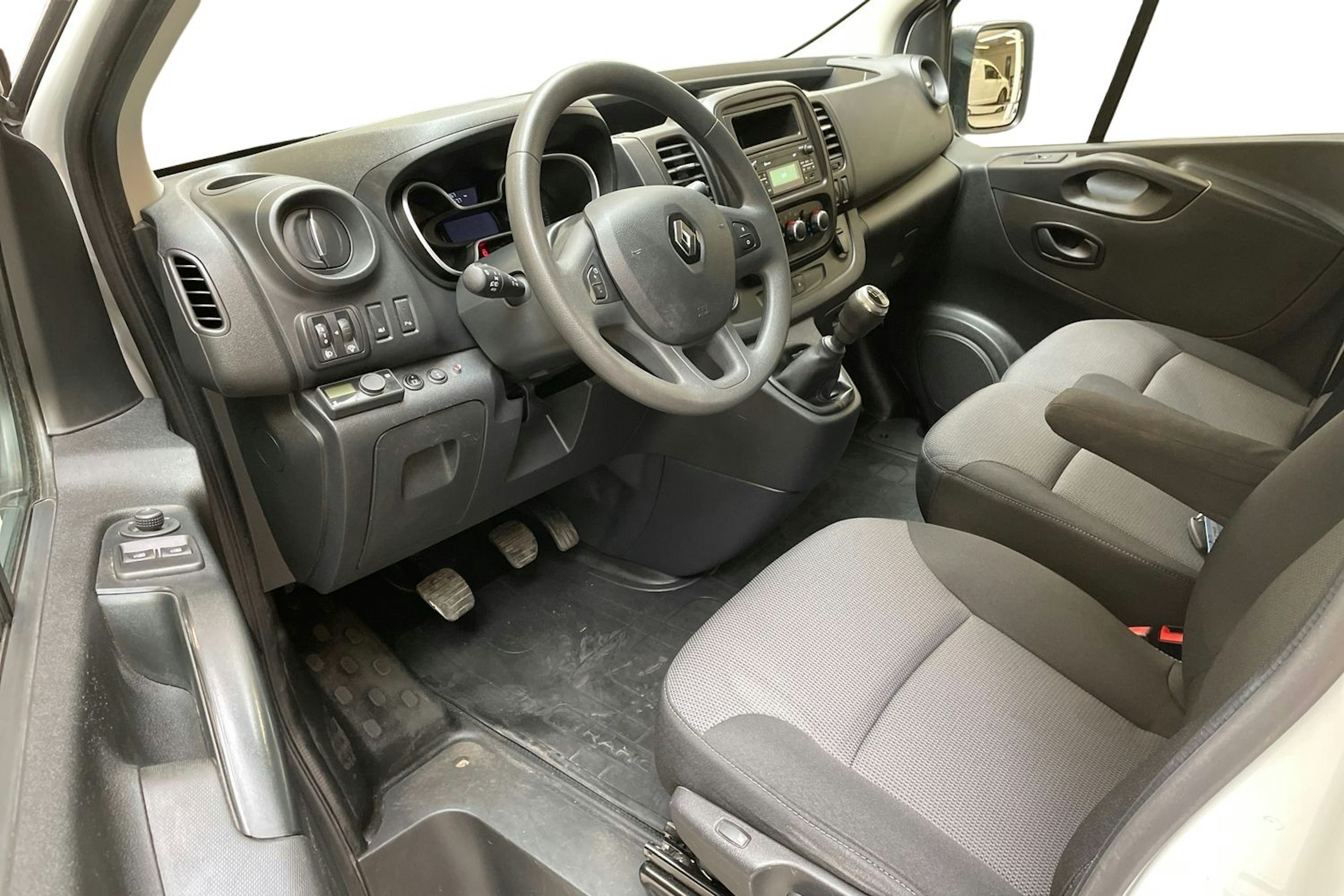 valkoinen Renault Trafic 2022 kuva 7.