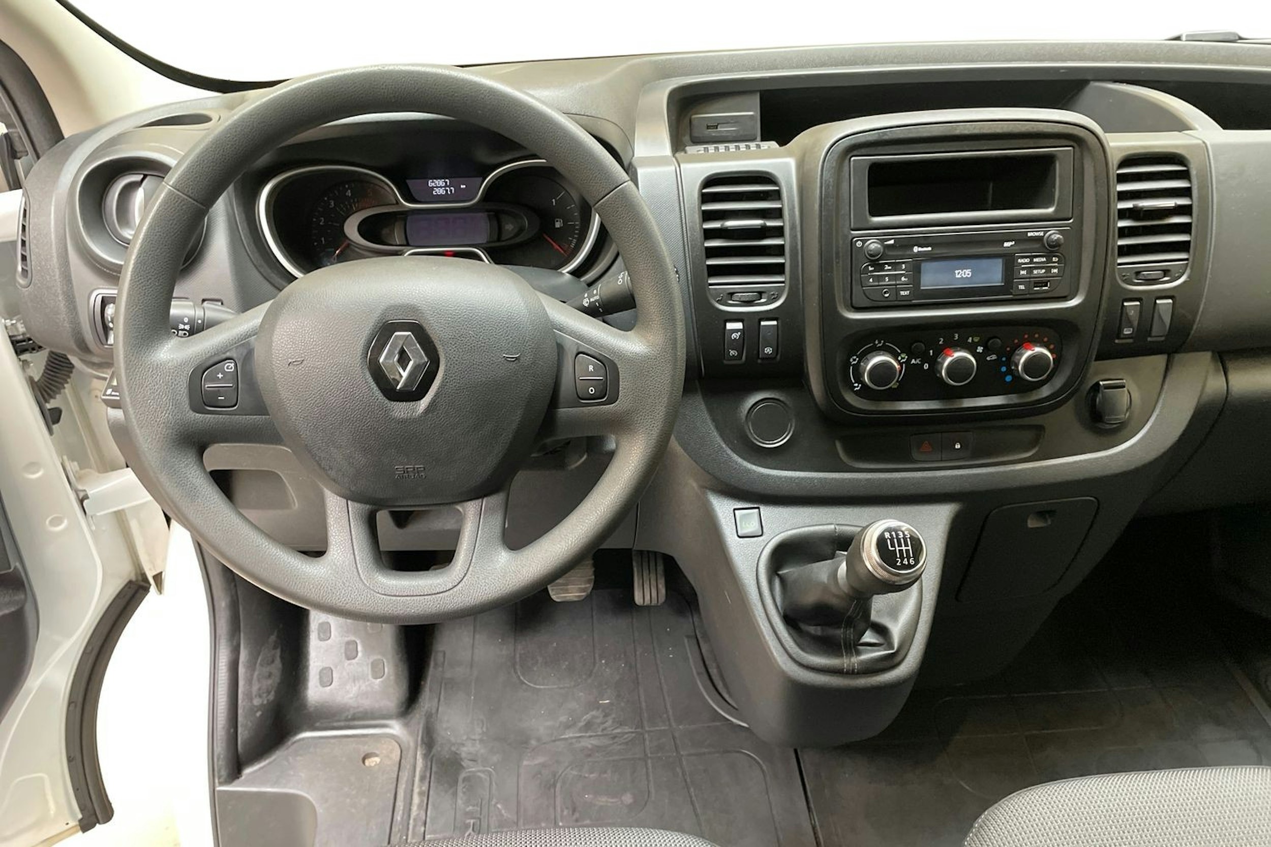 valkoinen Renault Trafic 2022 kuva 9.