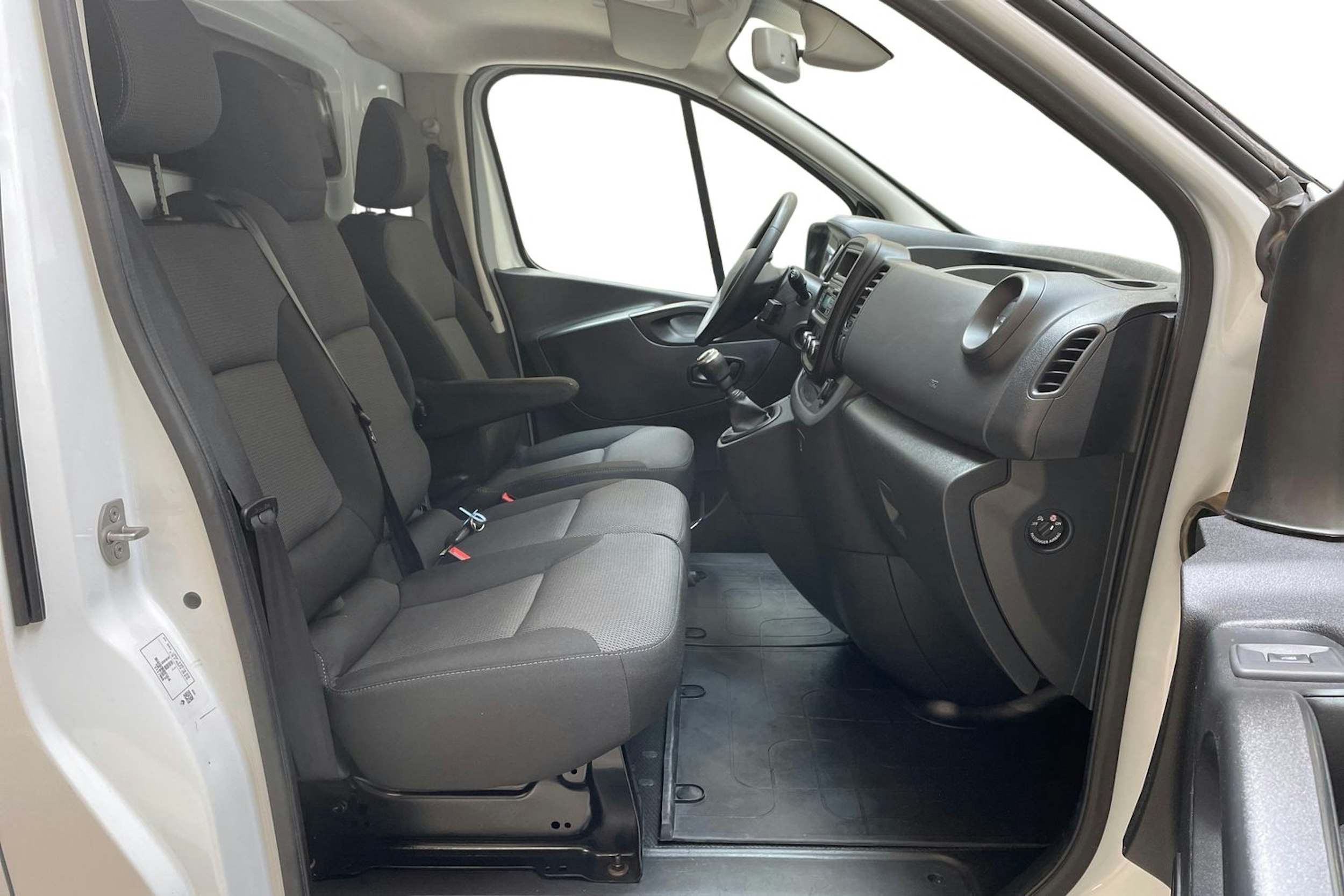 valkoinen Renault Trafic 2022 kuva 10.