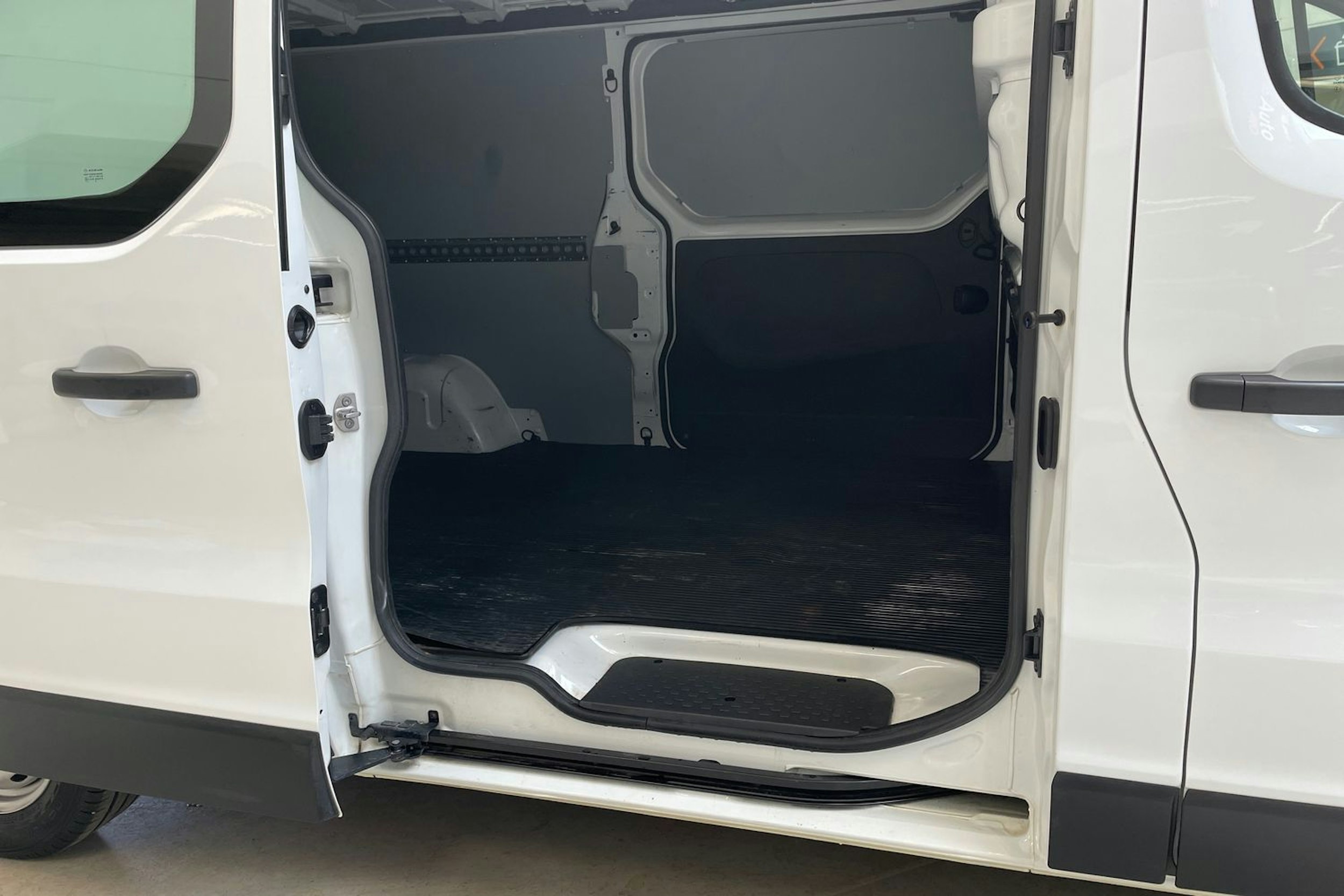 valkoinen Renault Trafic 2022 kuva 13.