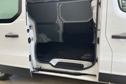 valkoinen Renault Trafic 2022 kuva 13.