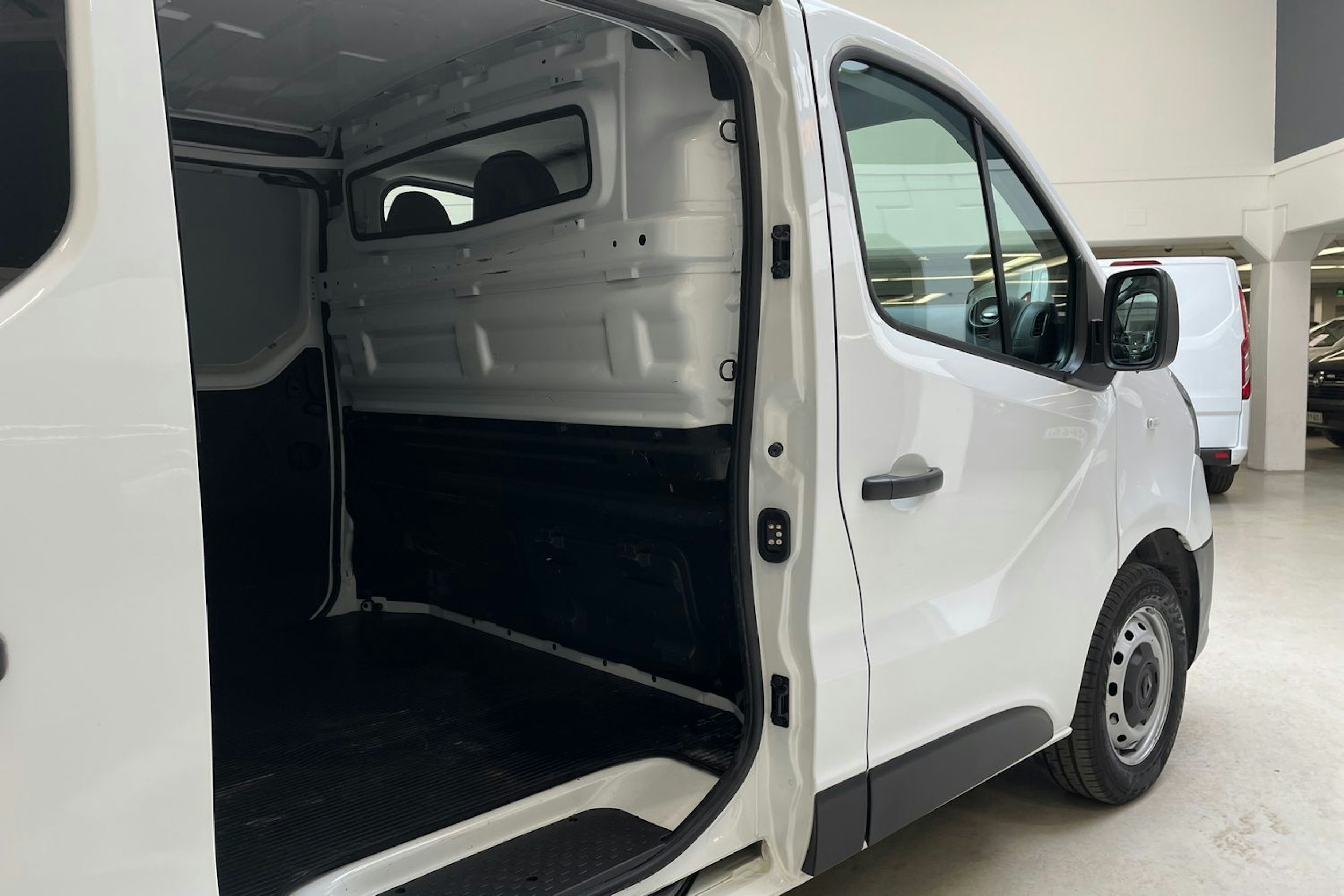 valkoinen Renault Trafic 2022 kuva 14.