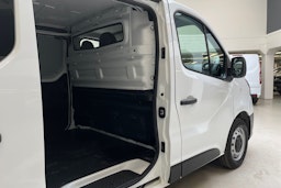 valkoinen Renault Trafic 2022 kuva 14.