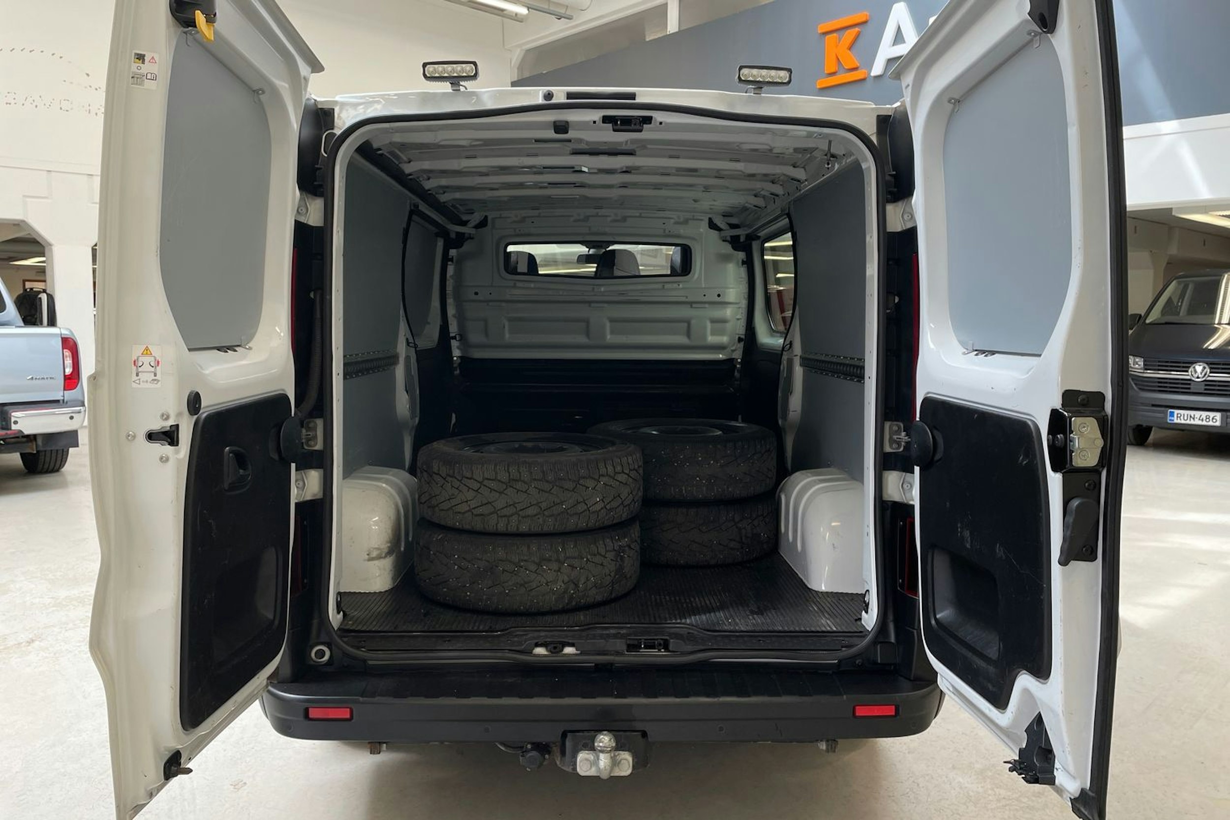 valkoinen Renault Trafic 2022 kuva 17.