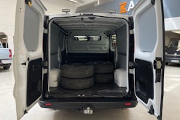 valkoinen Renault Trafic 2022 kuva 17.