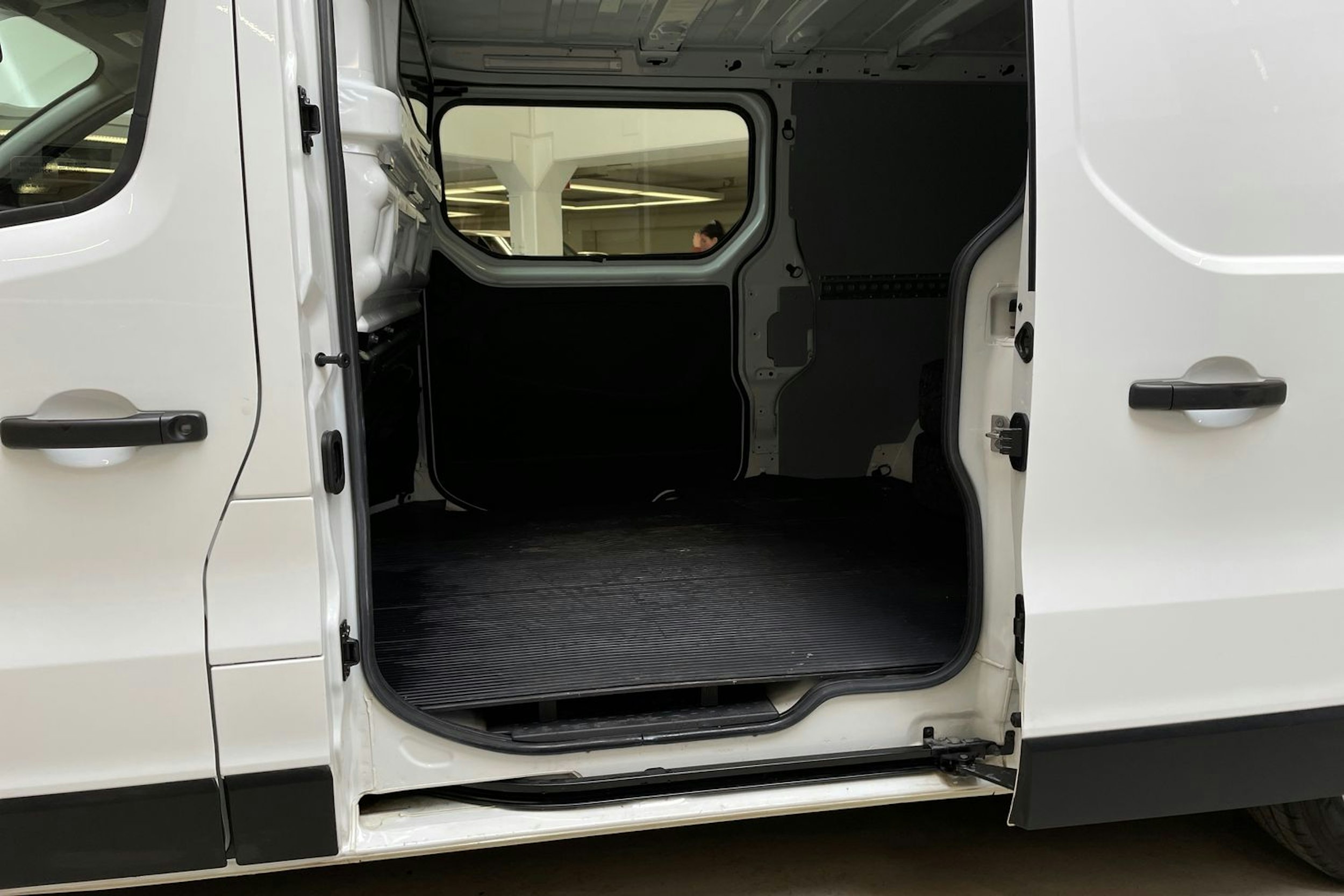 valkoinen Renault Trafic 2022 kuva 20.