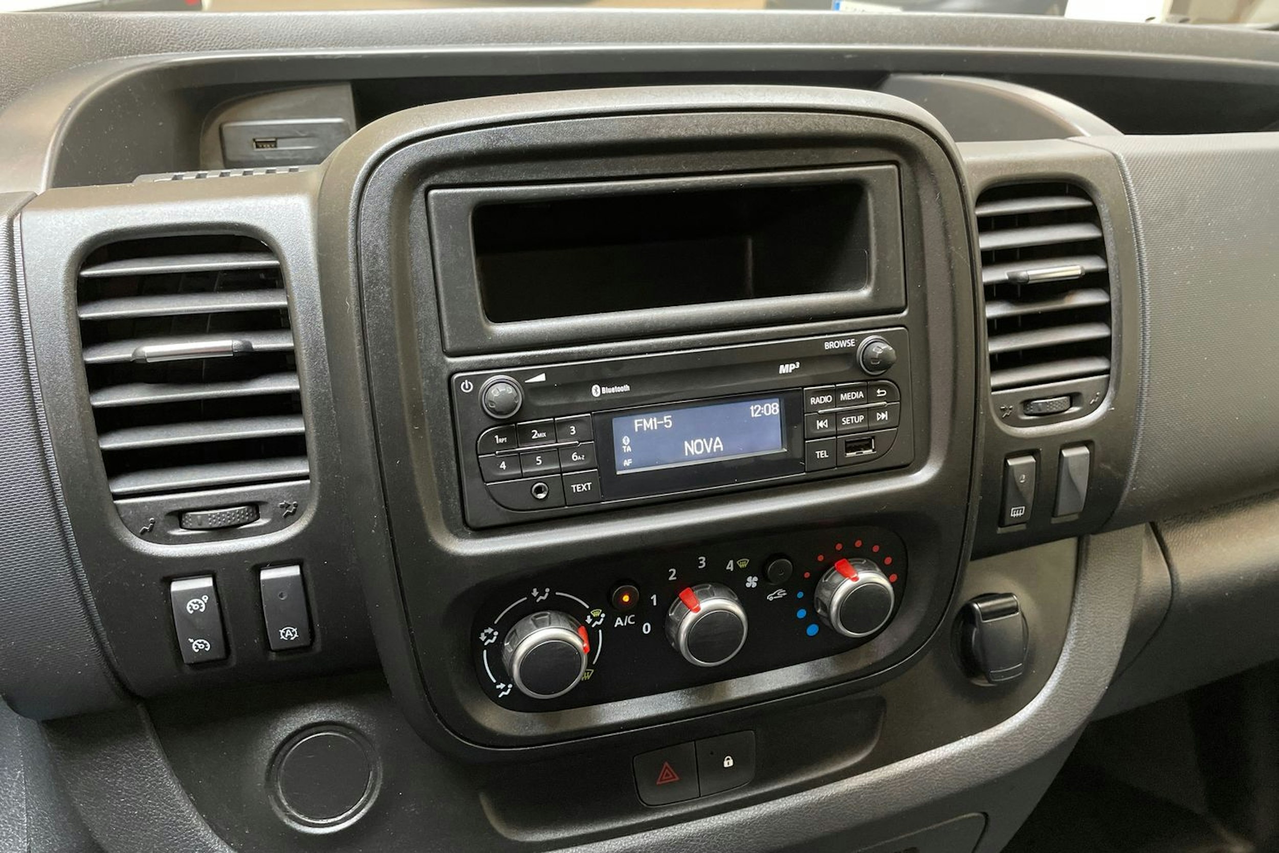 valkoinen Renault Trafic 2022 kuva 25.
