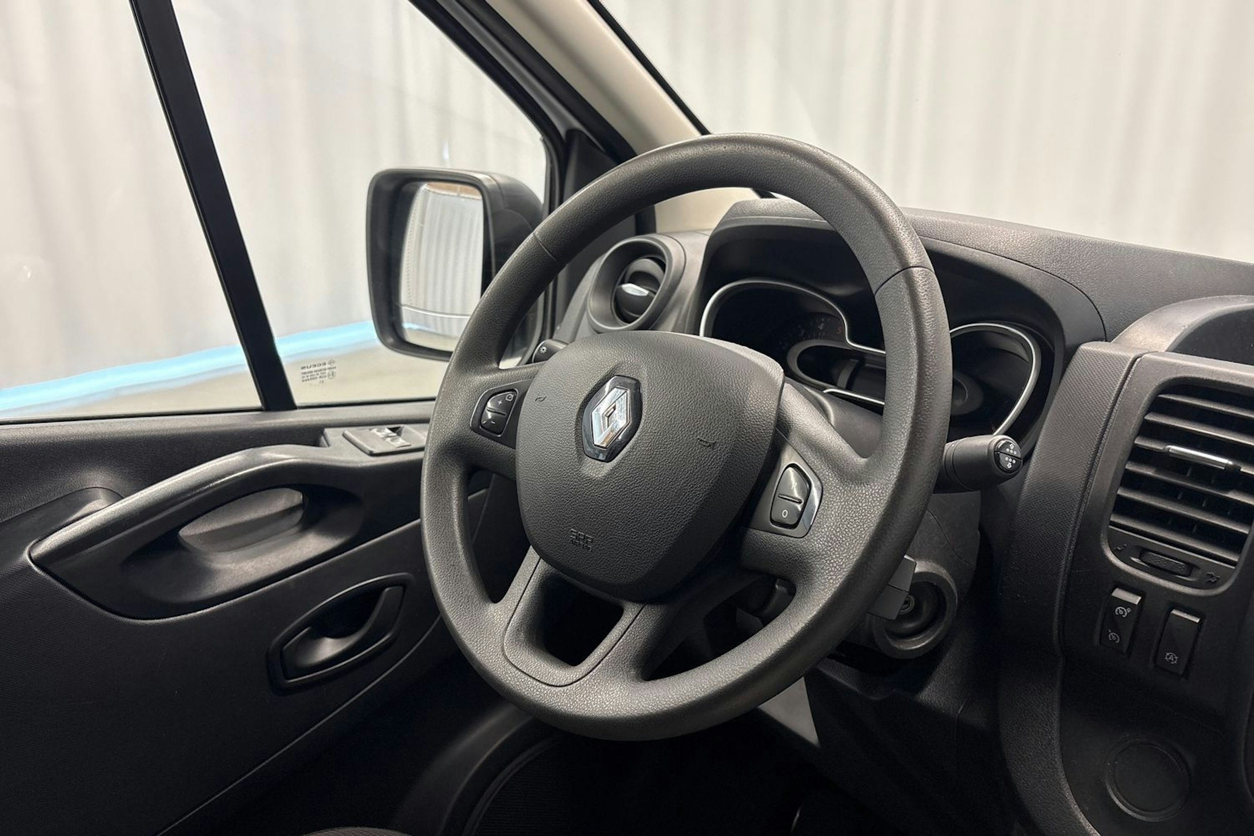 valkoinen Renault Trafic 2022 kuva 13.